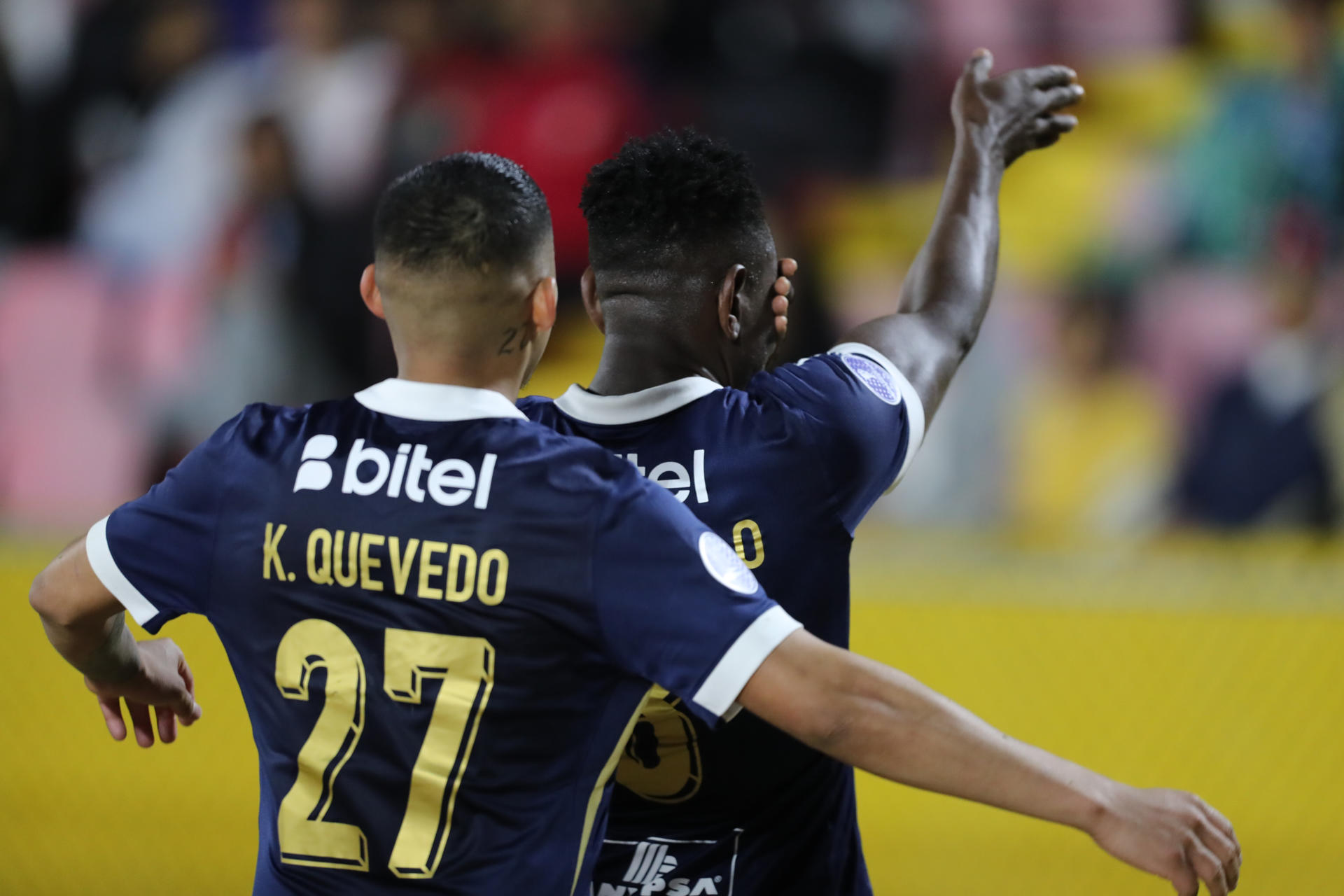 Erick Castillo (d) y Kevin Quevedo de Alianza Lima celebran un gol en un partido de la Copa Sudamericana. EFE/ José Jácome
