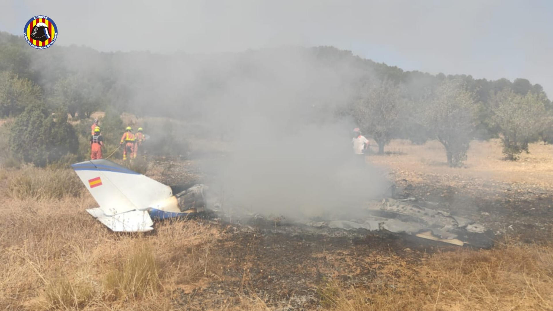 Dos personas han fallecido este sábado tras estrellarse una avioneta ultraligera en la zona de El Pontón, en el municipio valenciano de Requena. EFE/ Consorcio De Bomberos De Valencia **SOLO USO EDITORIAL/SOLO DISPONIBLE PARA ILUSTRAR LA NOTICIA QUE ACOMPAÑA (CRÉDITO OBLIGATORIO)***