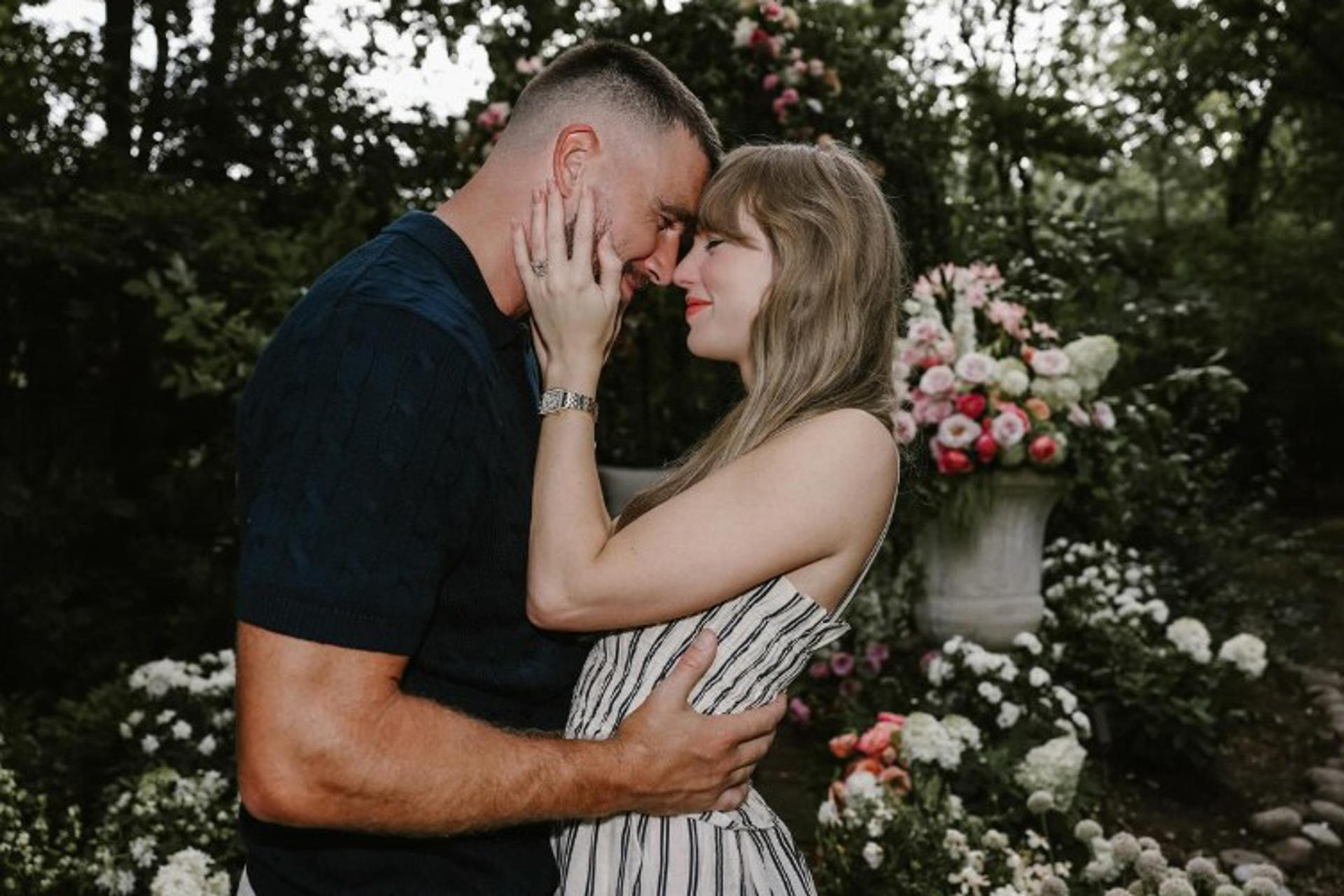 Fotografía de la cantante estadounidense Tailor Swift y el jugador estadounidense de fútbol americano Travis Kelce anunciando su compromiso este martes. EFE/ @taylorswift