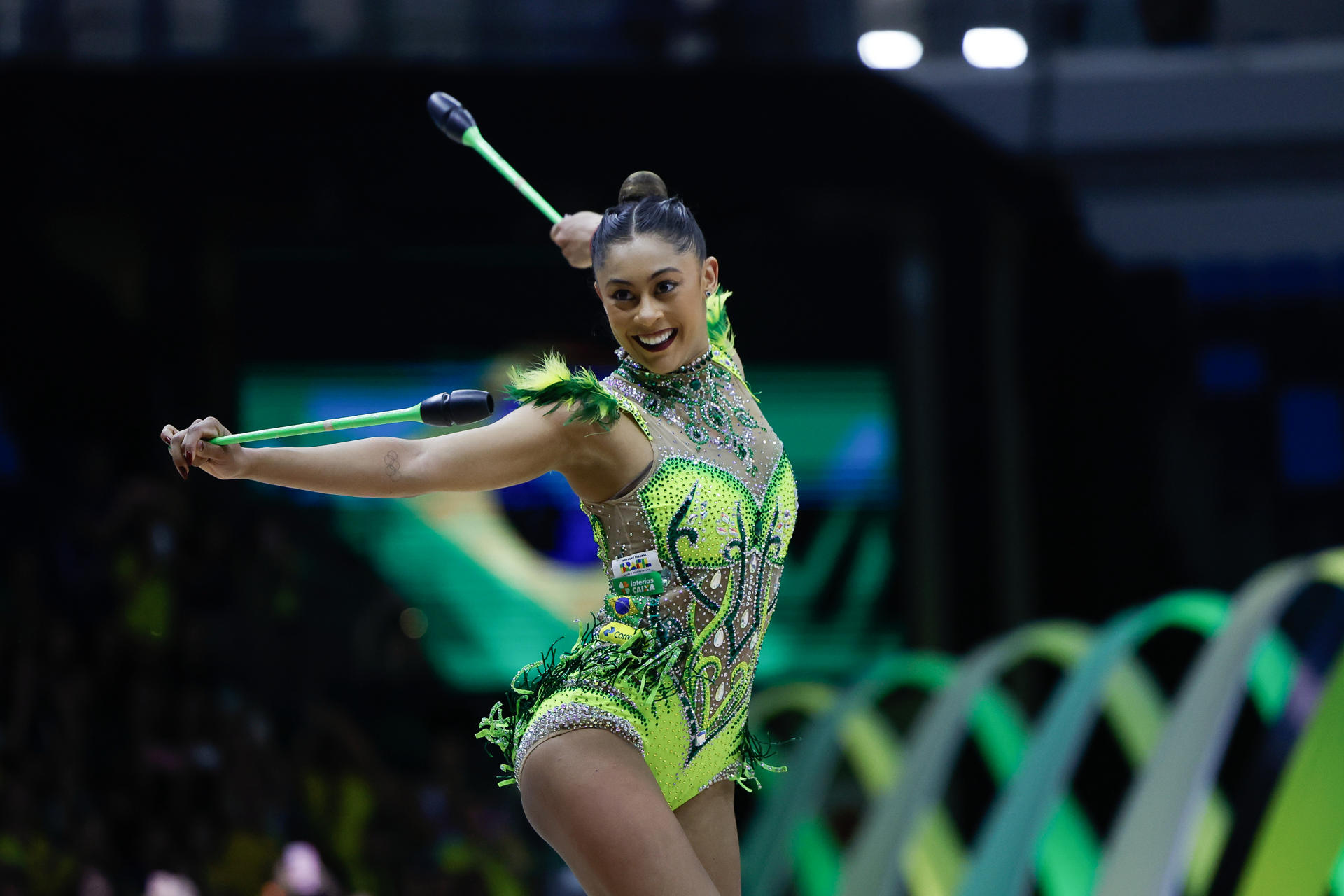 La brasileña Bárbara Domingos durante su presentación en mazas del Campeonato Mundial de Gimnasia Rítmica en Río de Janeiro (Brasil). EFE/Antonio Lacerda