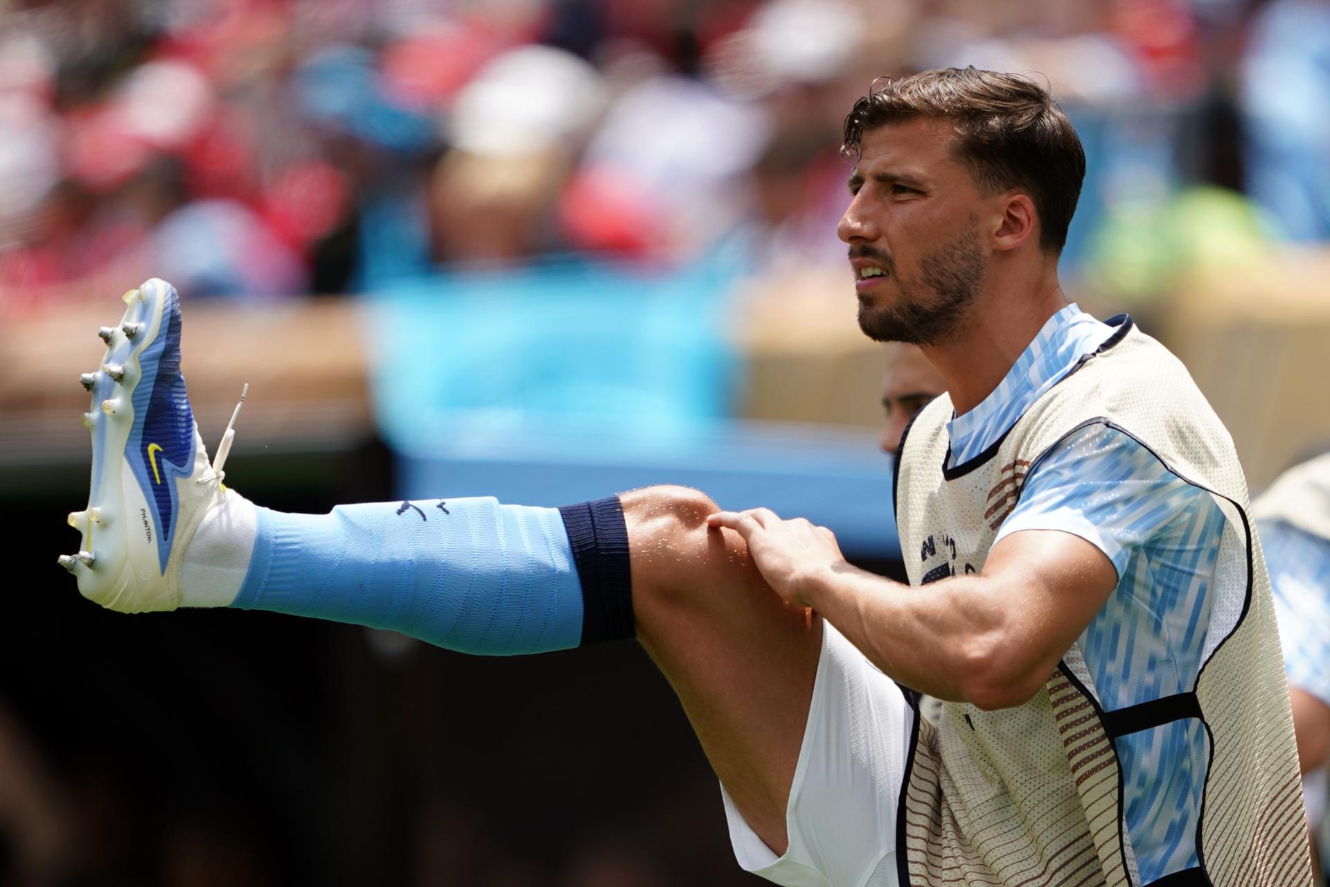 Fotografia de Will Oliver en la que puede verse una foto de archivo del 18 de junio de 2025 de Rubén Dias, del Manchester City, calentando durante el partido de fútbol de la Copa Mundial de Clubes de la FIFA 2025 entre el Manchester City y el Wydad AC en Filadelfia, Pensilvania (EE.UU.).
