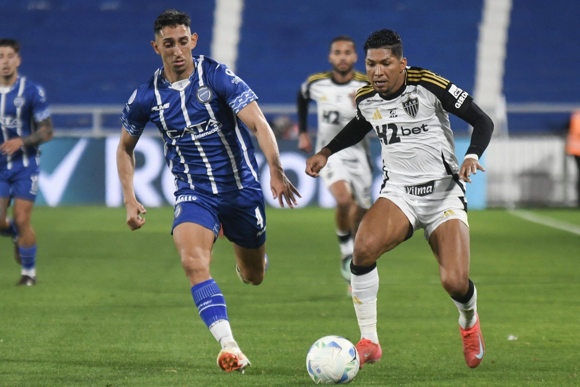 Lucas Arce (i) de Godoy Cruz disputa el balón con Ronielson da Silva de Atlético Mineiro este jueves, en un partido de los octavos de final de la Copa Sudamericana. EFE/ Ramiro Gómez
