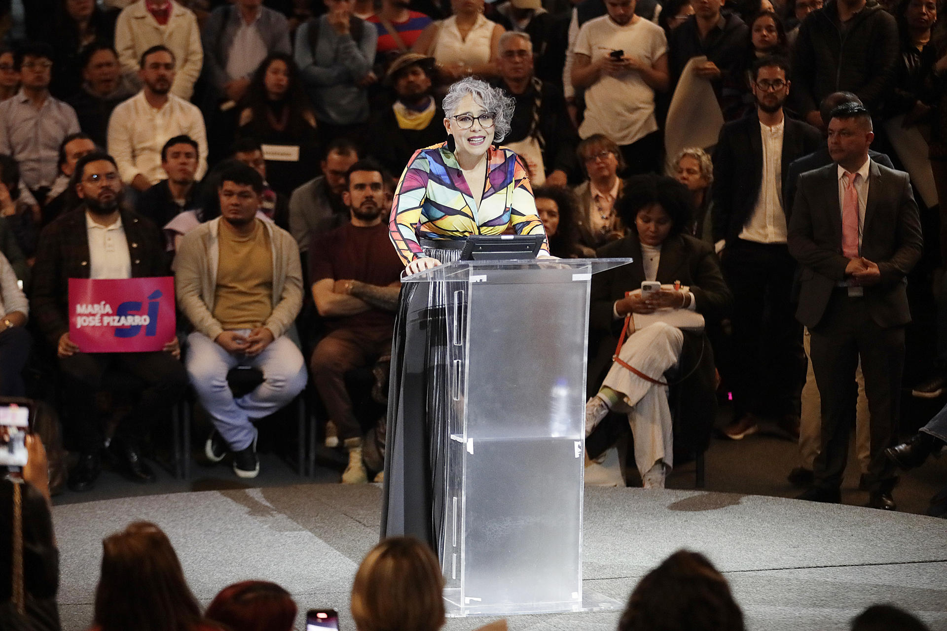 La senadora colombiana María José Pizarro habla este lunes, en el lanzamiento de su precandidatura presidencial por el partido de Gobierno Pacto Histórico para las elecciones de 2026, en Bogotá (Colombia). EFE/ Carlos Ortega
