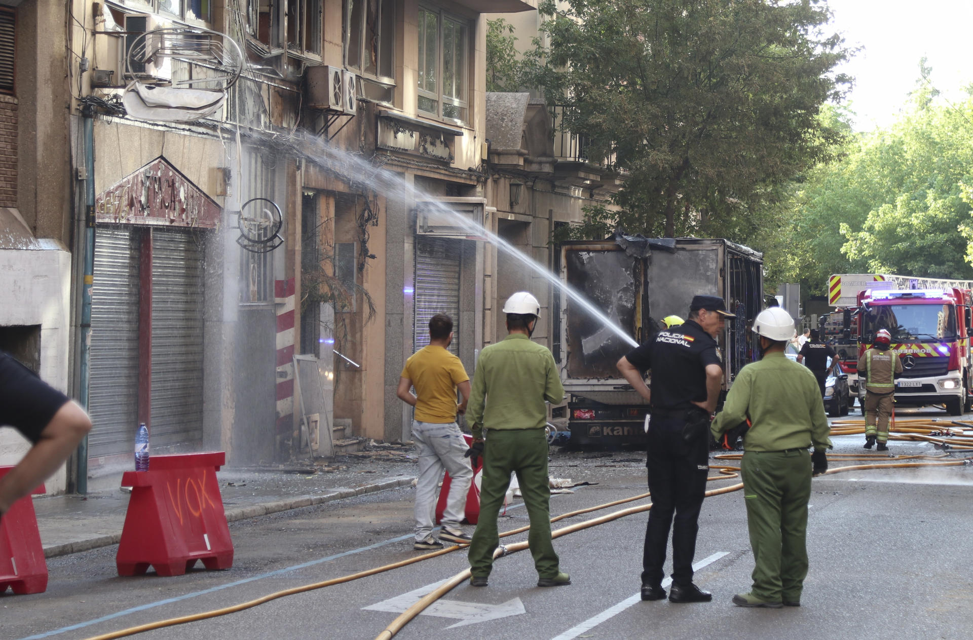 Al menos dos personas han requerido atención sanitaria este viernes por la mañana, una de ellas con quemaduras en las piernas, por la explosión de una tubería de gas y el incendio posterior que se ha originado en una calle de la zona centro de Zamora. La explosión de gas que se ha producido poco antes de las nueve de la mañana de este viernes mientras se acometían obras de la red de calor de Zamora y a consecuencia de la deflagración se han originado llamas que han alcanzado varios metros de altura y que han extendido el fuego a vehículos y edificios situados en las inmediaciones, han informado fuentes del 1-1-2 y del Ayuntamiento de Zamora.-EFE/Mariam A. Montesinos
