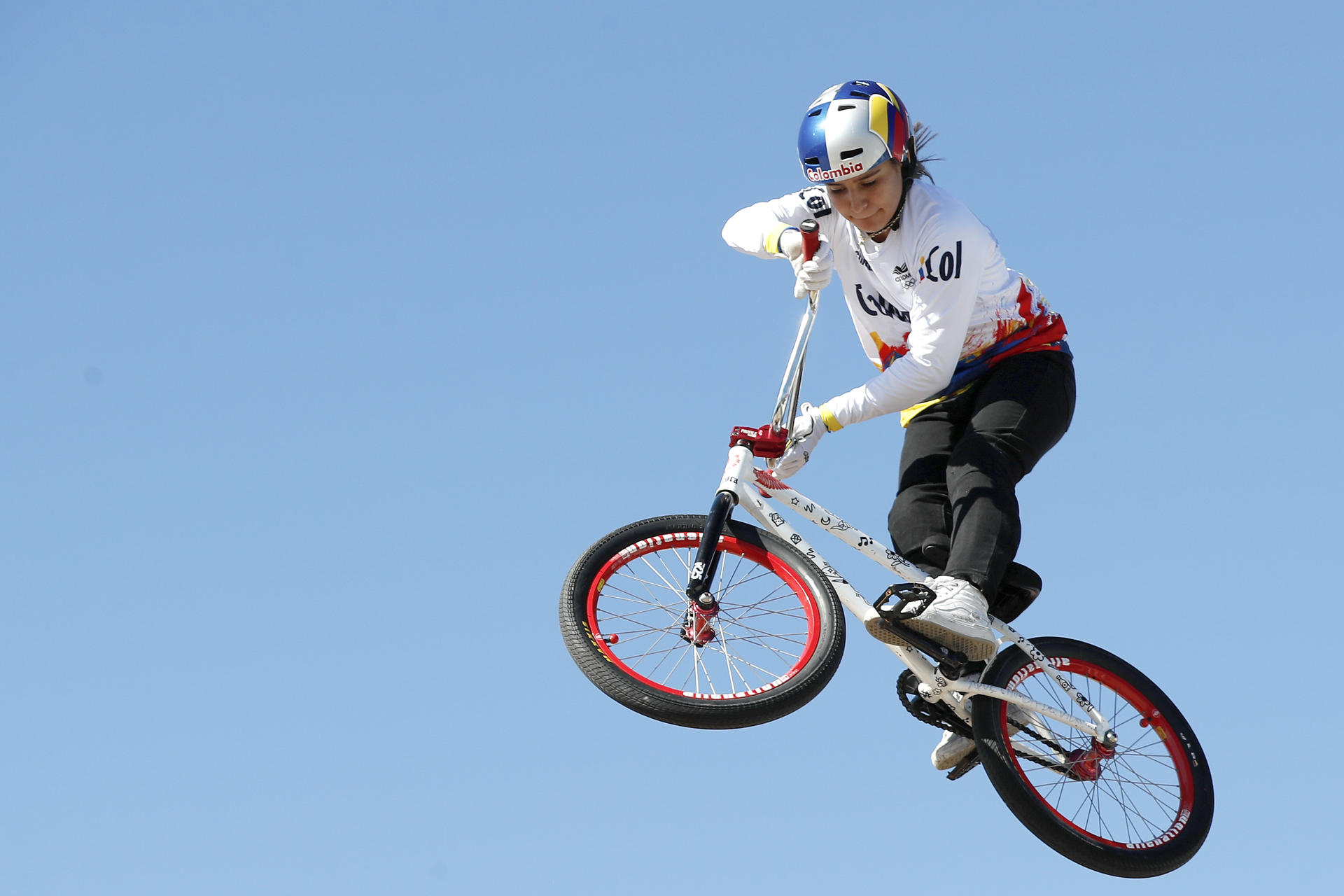 La ciclista Lizsurley Villegas, de Colombia, compite en la categoría BMX freestyle femenino de los II Juegos Panamericanos Junior, este lunes en Asunción (Paraguay). EFE/Juan Pablo Pino