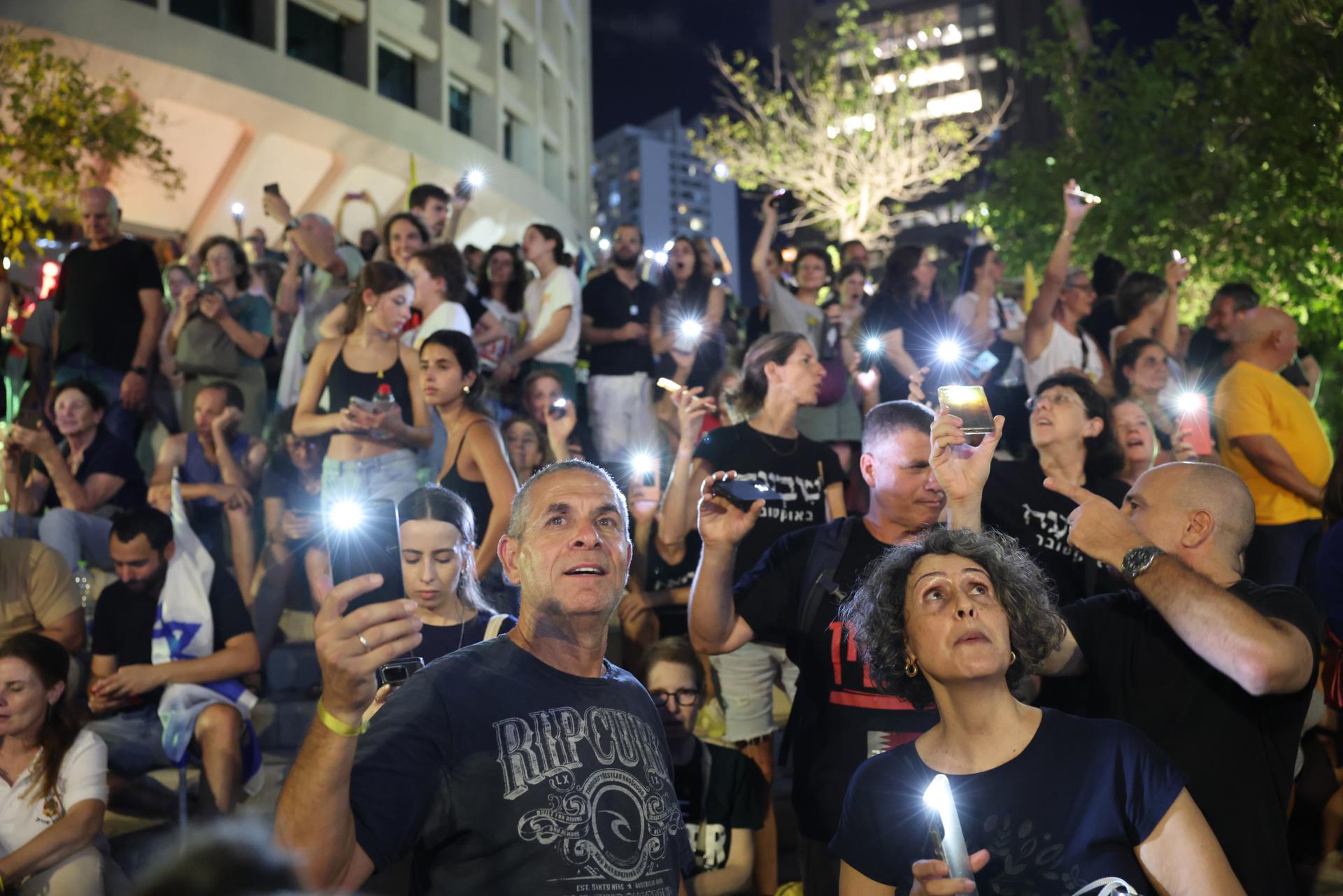 Manifestantes que apoyan a las familias de los rehenes israelíes retenidos por Hamas en la Franja de Gaza, durante una huelga de protesta a nivel nacional en Tel Aviv, este domingo 17 de agosto de 2025. EFE/EPA/ABIR SULTAN
