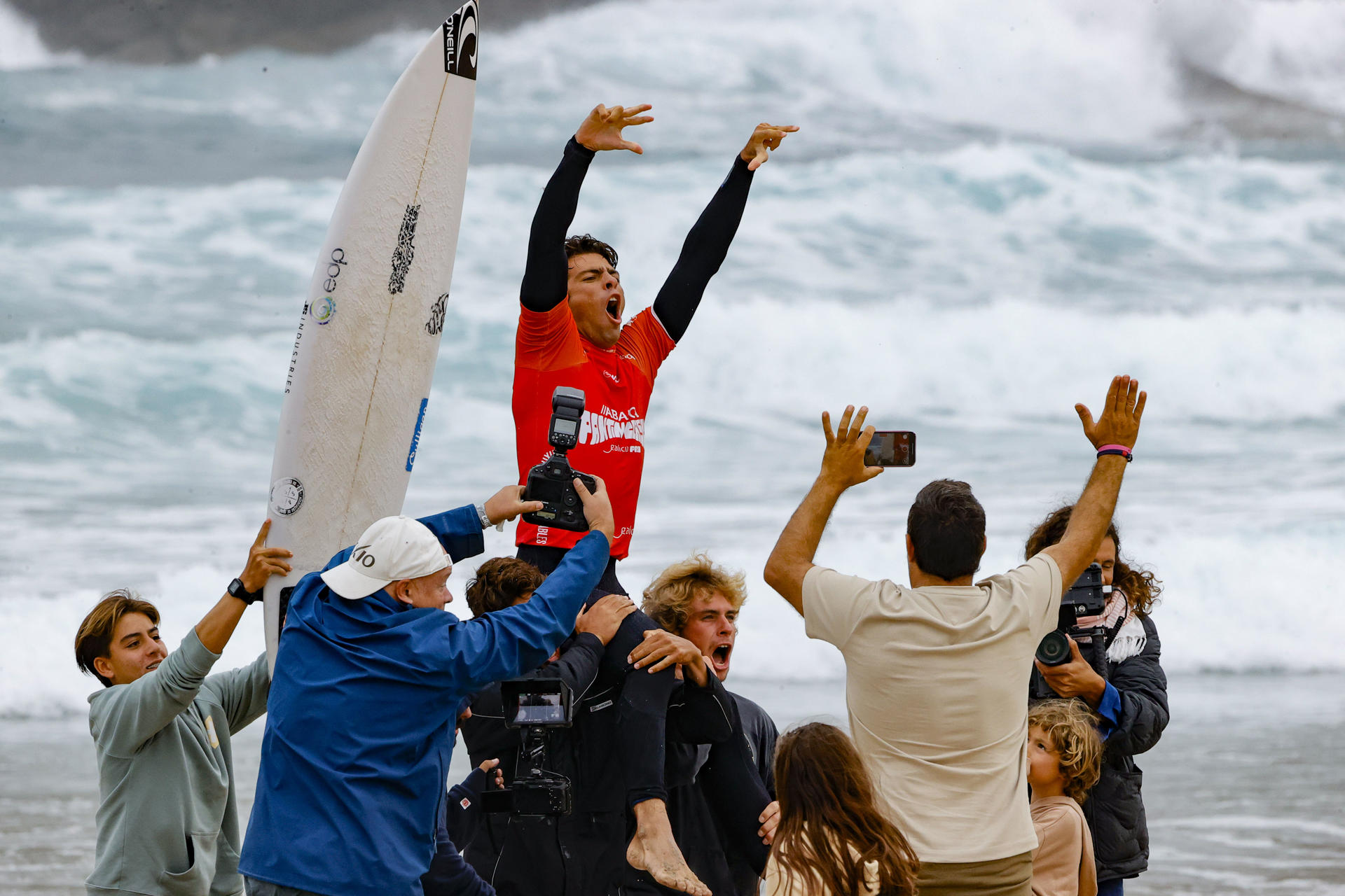 El portugués Ribeiro celebra su victoria este sábado en la prueba Pantín Classic, referente del surf en España. EFE/ Kiko Delgado