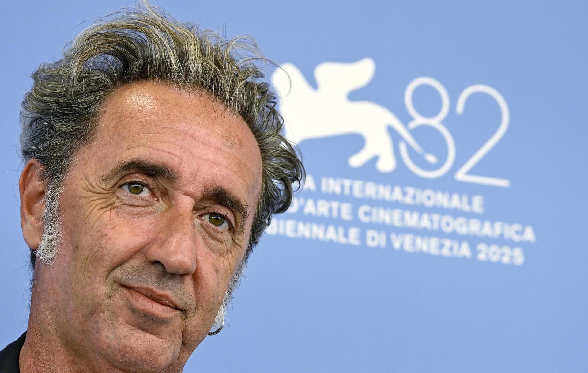 El director italiano Paolo Sorrentino posa en un photocall para 'La Grazia' antes de la ceremonia de apertura de la 82ª edición del Festival Internacional de Cine de Venecia, en Venecia, Italia, 27 de agosto de 2025. El festival de cine se lleva a cabo del 27 de agosto al 06 de septiembre de 2025. (Cine, Cine, Italia, Venecia) EFE/EPA/RICCARDO ANTIMIANI