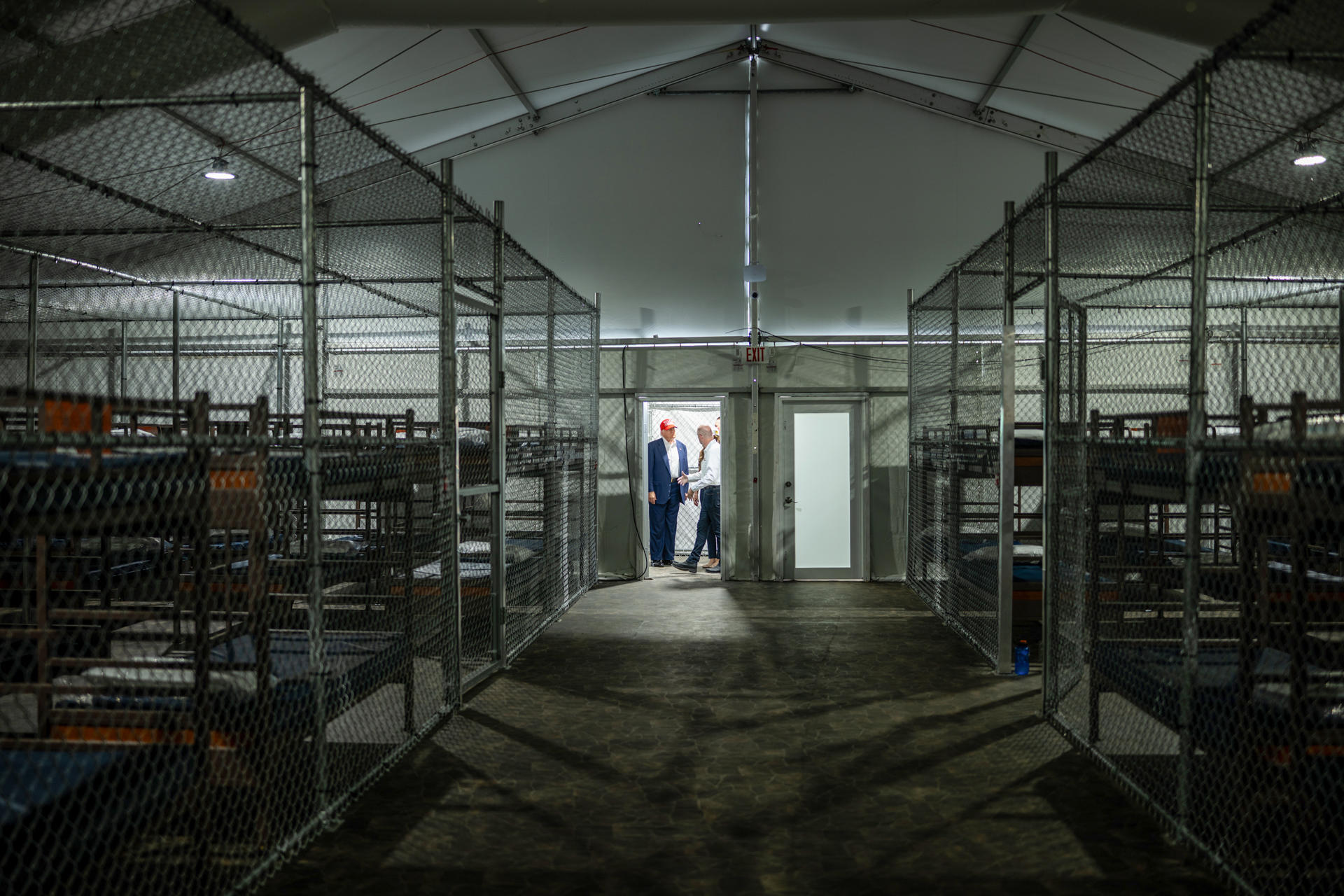Fotografía tomada el 1 de julio de 2025 de la red social X, de la cuenta oficial de la Casa Blanca @WhiteHouse donde aparece el presidente de los Estados Unidos Donald Trump (i) durante una visita al centro de detención migratoria 'Alligator Alcatraz' en Florida (EE.UU.). EFE/ Casa Blanca