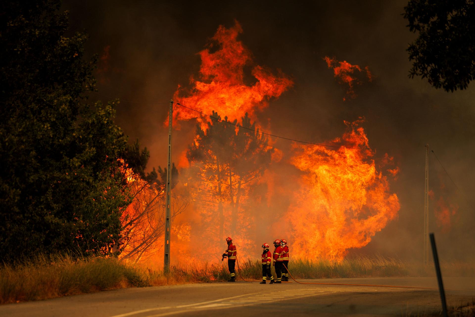Bomberos intentan combatir el incendio forestal en Vila da Ponte, Sernancelhe, Viseu, Portugal, este viernes 15 de agosto de 2025. EFE/EPA/PEDRO SARMENTO COSTA