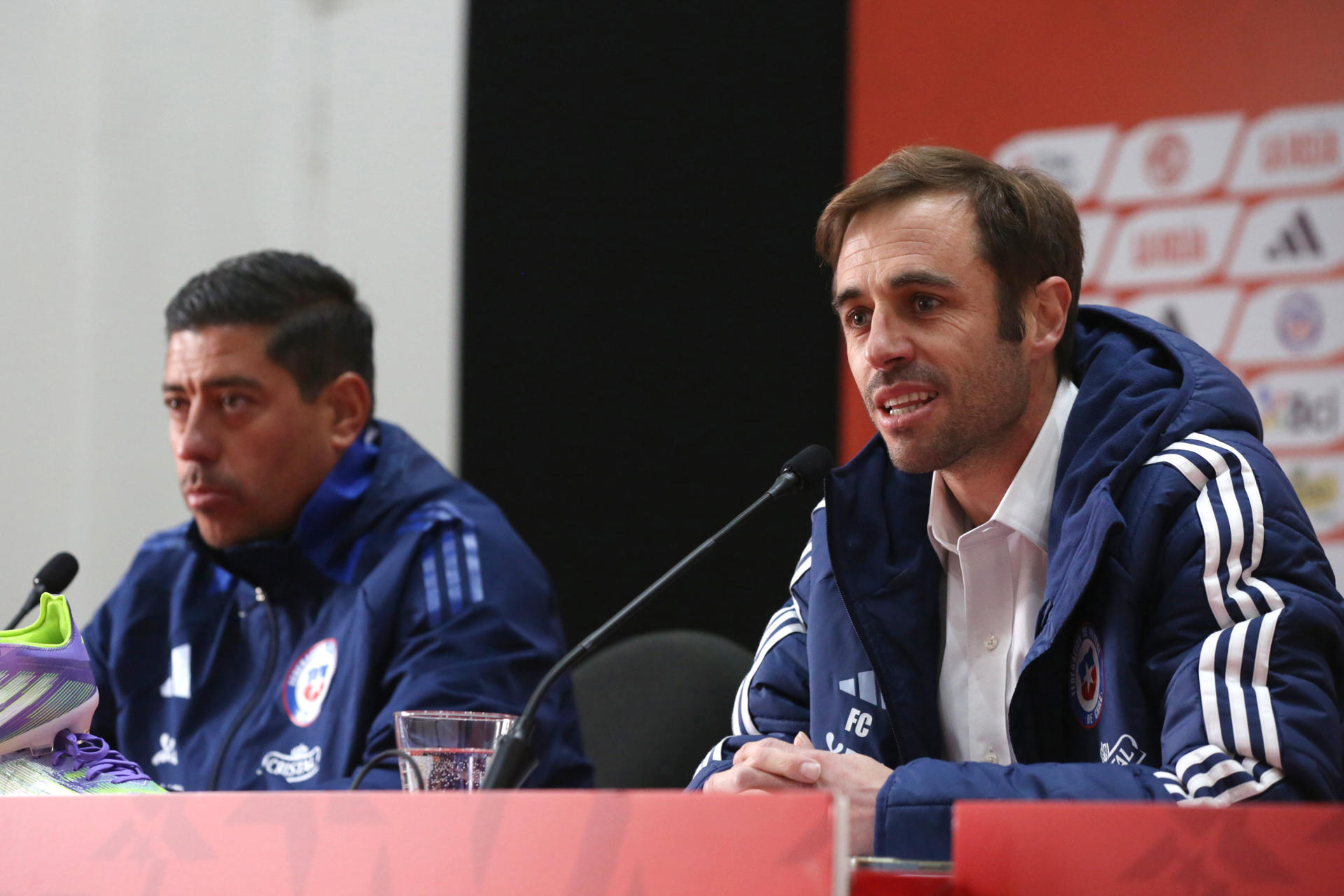 El Gerente de Selecciones Nacionales, Felipe Correa (d), habla junto al seleccionador interino de Chile, Nicolás Córdova, durante una rueda de prensa en la sede de la Asociación Nacional de Fútbol Profesional (ANFP) en Santiago. EFE/Elvis González
