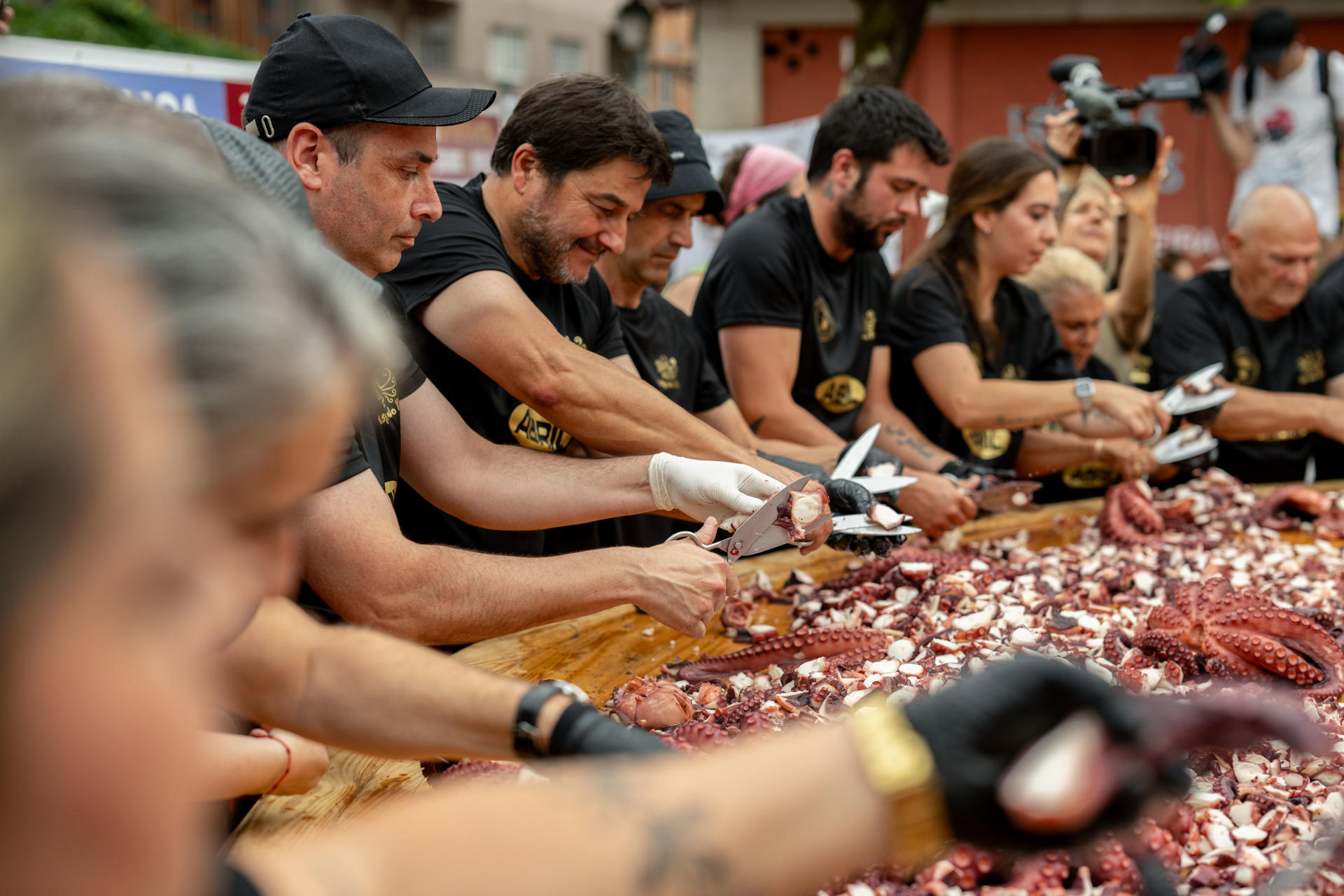 O Carballiño (Ourense), 05/08/2025.- Pulpeiras y pulpeiros de O Carballiño preparan este martes, en la Plaza Mayor, una nueva tapa gigante de pulpo de 600 kilos para batir un nuevo récord mundial. EFE/Brais Lorenzo

