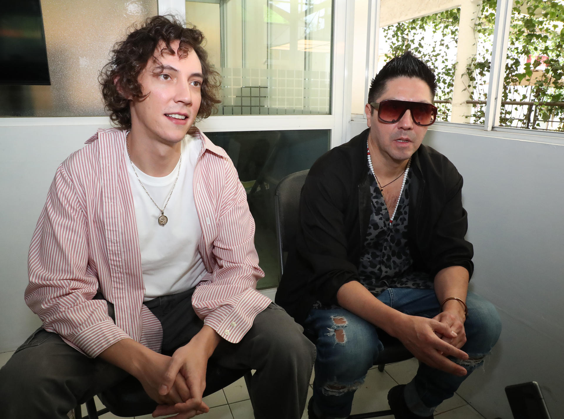 Fotografía del 16 de agosto de 2025 que muestra al actor Sebastián Silveti (i) y el director mexicano Marco Vieyra hablando durante entrevista a EFE, en Ciudad de México (México). EFE/ Mario Guzmán