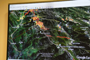 Detalle de un mapa con la situación de los incendios activos en Asturias. Asturias sigue pendiente de la evolución de los incendios declarados en el suroccidente asturiano, especialmente de Degaña, en el que se está volcando el operativo de lucha contra el fuego. EFE/ Paco Paredes