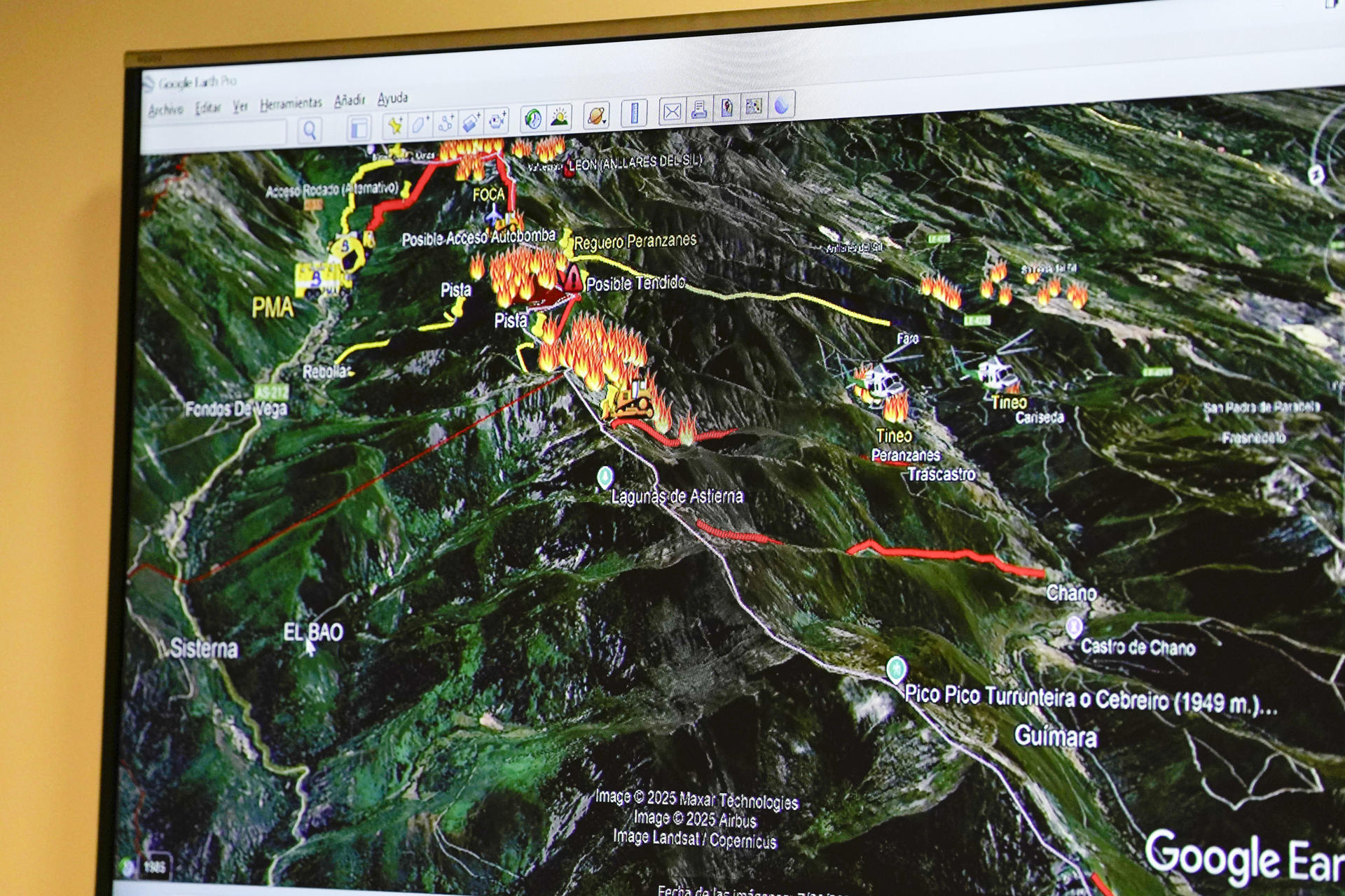 Detalle de un mapa con la situación de los incendios activos en Asturias. Asturias sigue pendiente de la evolución de los incendios declarados en el suroccidente asturiano, especialmente de Degaña, en el que se está volcando el operativo de lucha contra el fuego. EFE/ Paco Paredes