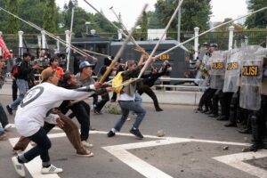 JAKARTA (Indonesia), 25/08/2025.- Indonesian anti-riot policemen try to disperse protestors during a rally outside the Parliament compound in Jakarta, Indonesia, 25 August 2025. Hundreds of protesters staged a rally demanding the dissolution of Parliament, as well as voicing their rejection of capitalism and oligarchy. (Protestas) EFE/EPA/ADI WEDA