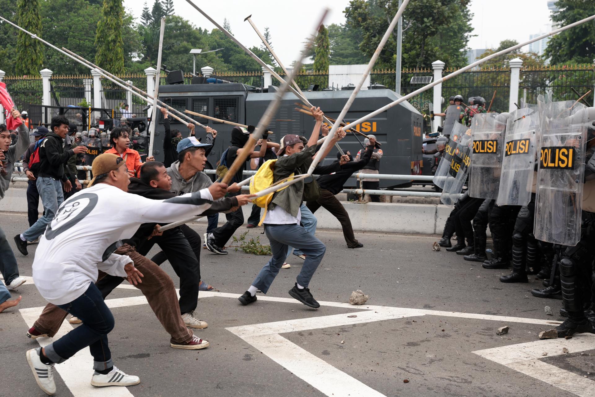 JAKARTA (Indonesia), 25/08/2025.- Indonesian anti-riot policemen try to disperse protestors during a rally outside the Parliament compound in Jakarta, Indonesia, 25 August 2025. Hundreds of protesters staged a rally demanding the dissolution of Parliament, as well as voicing their rejection of capitalism and oligarchy. (Protestas) EFE/EPA/ADI WEDA
