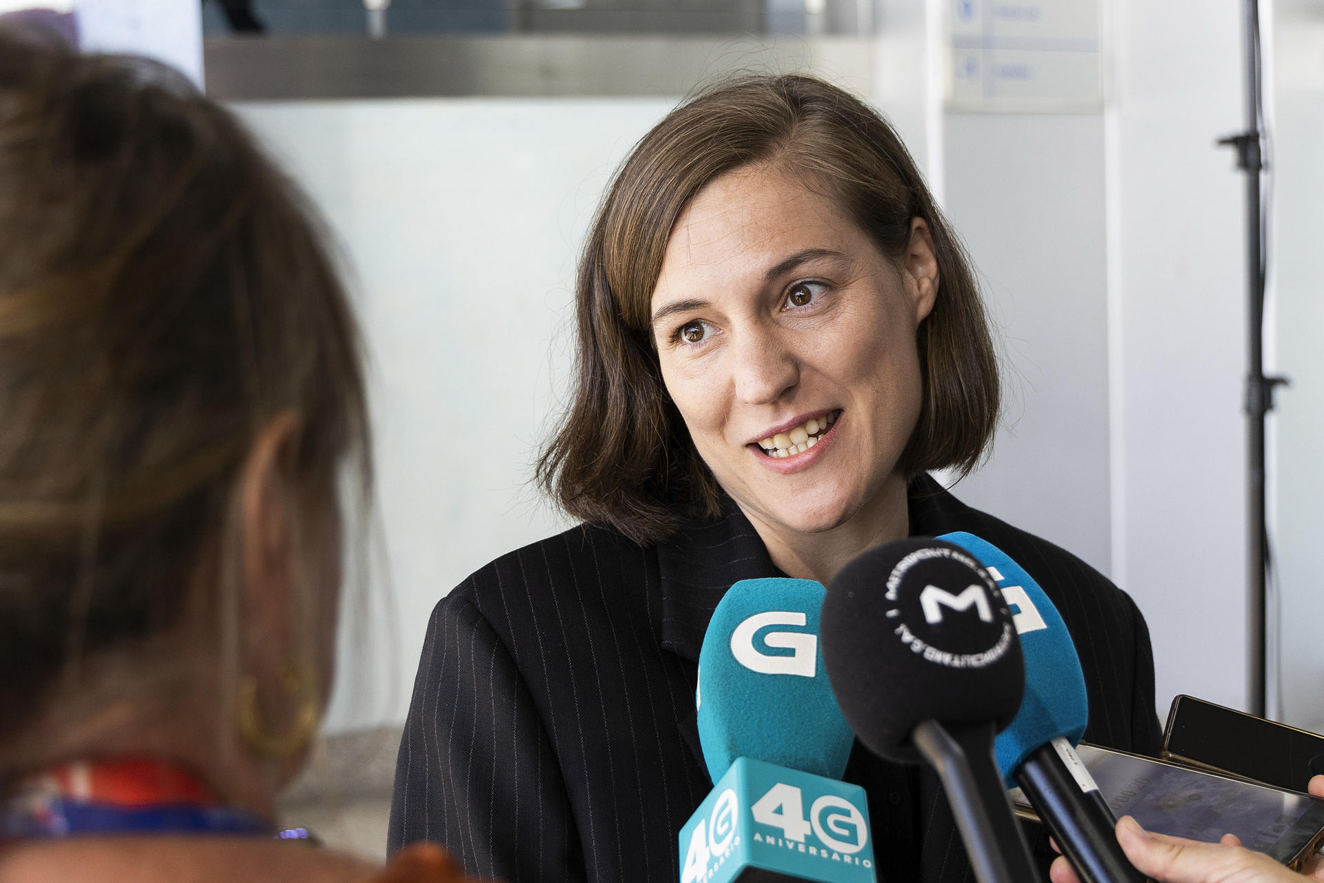 La directora Carla Simón atiende a la prensa en el photocall previo al estreno de su película "Romería", este martes en Vigo. EFE / Salvador Sas