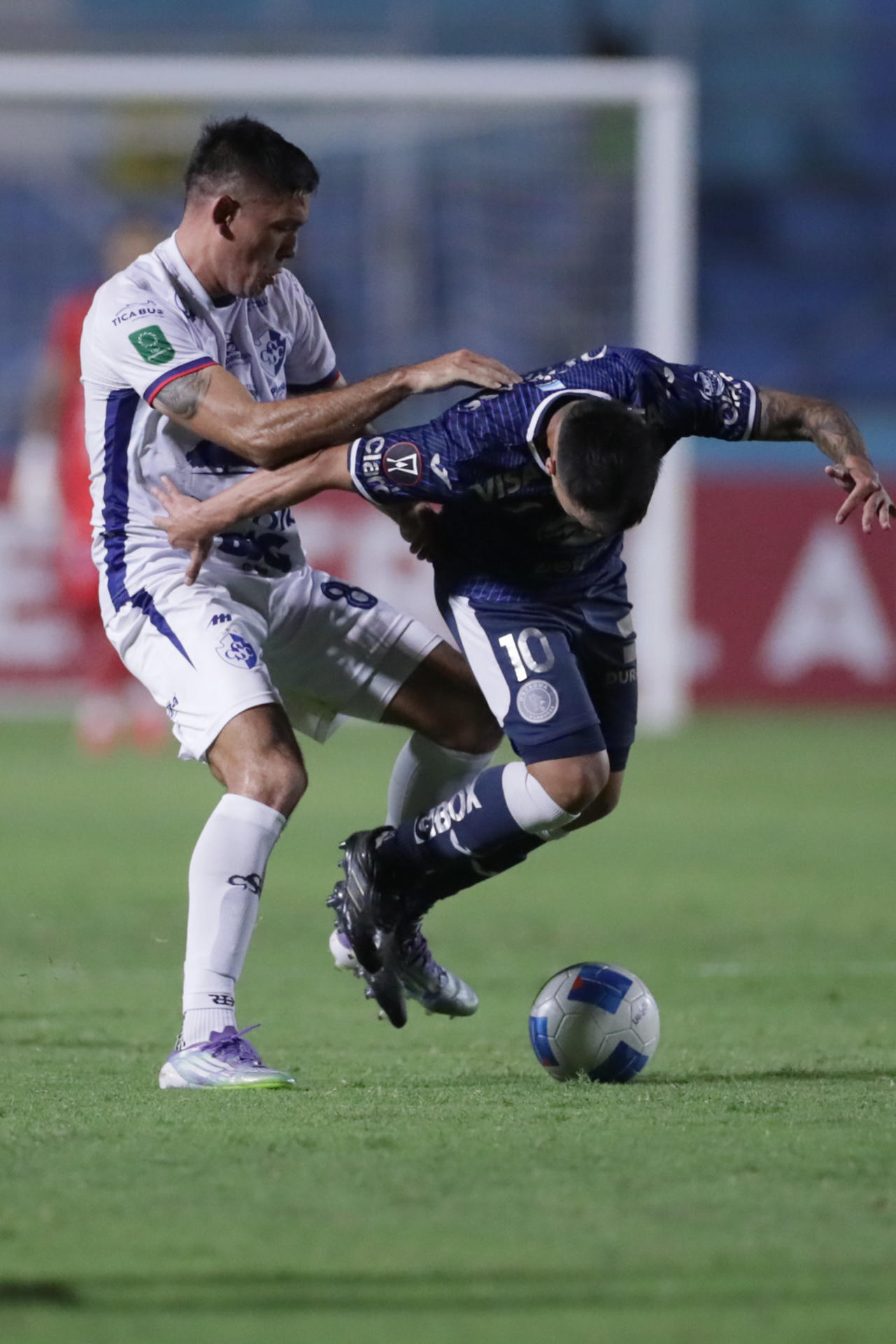 Rodrigo Gómez (d) de Motagua disputa el balón con Douglas López de Cartaginés este jueves, durante un partido de la Copa Centroamericana de Concacaf entre Motagua y Cartaginés en el estadio Chelato Ucles, en Tegucigalpa (Honduras). EFE/ Gustavo Amador

