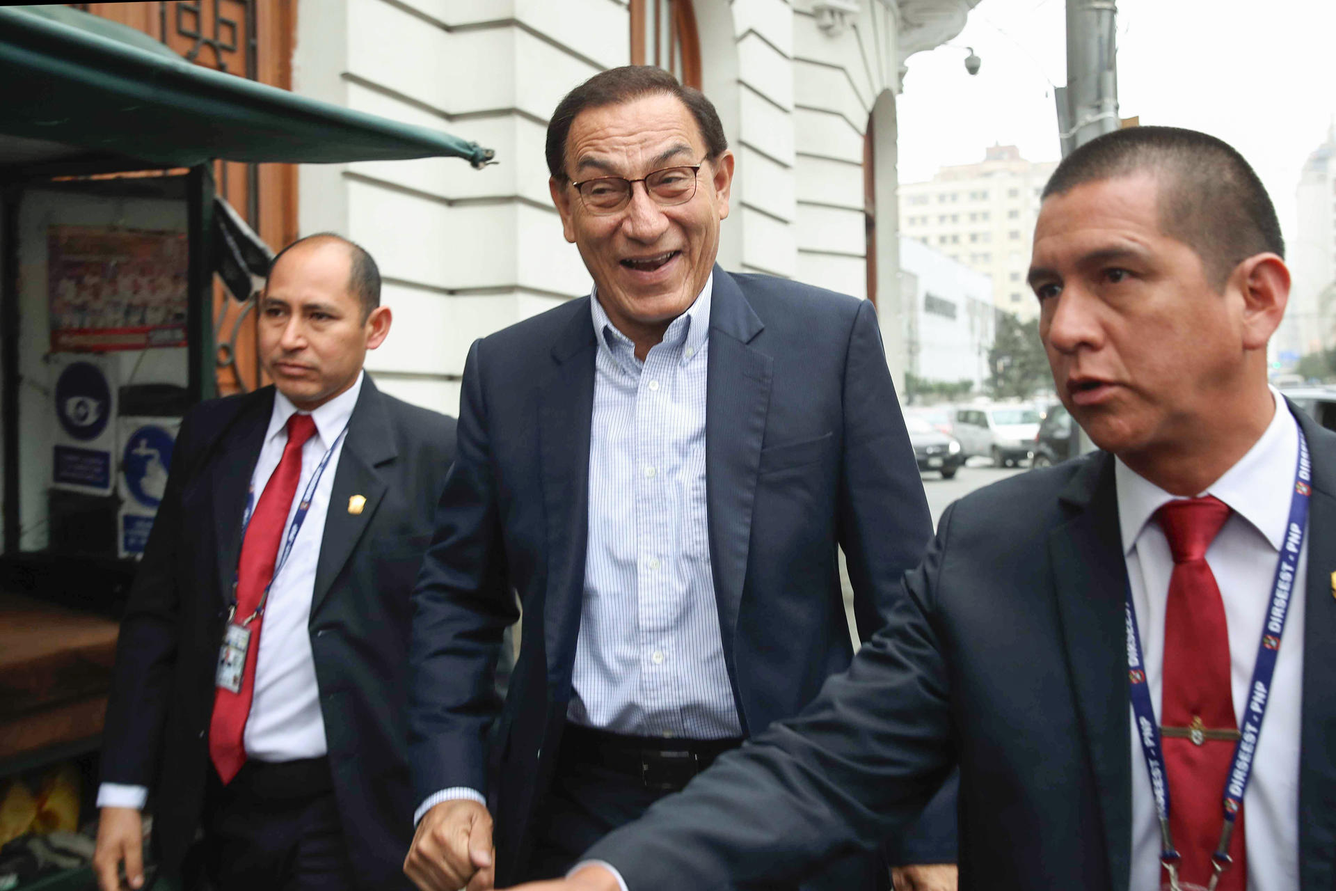 El expresidente de Perú Martín Vizcarra asiste al juzgado este miércoles, en Lima (Perú). EFE/ Paolo Aguilar