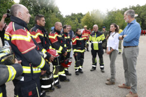El rey Felipe VI (d) y la reina Letizia (2d) durante su visita, este miércoles, el negro paisaje que han dejado este agosto los incendios forestales en espacios como el Parque Natural del Lago de Sanabria (Zamora), una de las zonas más afectadas por la ola de incendios que ha arrasado decenas de miles de hectáreas forestales en las últimas semanas en Castilla y León, también en otros lugares de alto valor ecológico como el Parque Nacional de Picos de Europa y las Reservas de la Biosfera, en la provincia de León. EFE/ Francisco Gómez/ Casa Real SOLO USO EDITORIAL/SOLO DISPONIBLE PARA ILUSTRAR LA NOTICIA QUE ACOMPAÑA (CRÉDITO OBLIGATORIO)