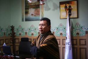 El secretario técnico del Fondo para el Desarrollo de los Pueblos Indígenas de América Latina y el Caribe (Filac), el colombiano Darío Mejía, habla durante una entrevista con EFE este viernes, en La Paz (Bolivia). EFE/ Luis Gandarillas
