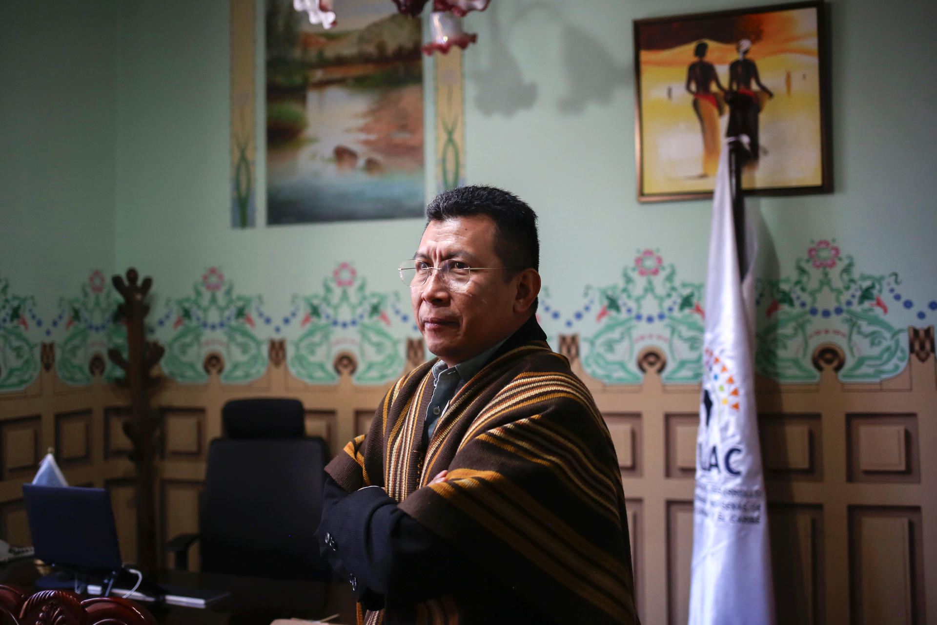 El secretario técnico del Fondo para el Desarrollo de los Pueblos Indígenas de América Latina y el Caribe (Filac), el colombiano Darío Mejía, habla durante una entrevista con EFE este viernes, en La Paz (Bolivia). EFE/ Luis Gandarillas