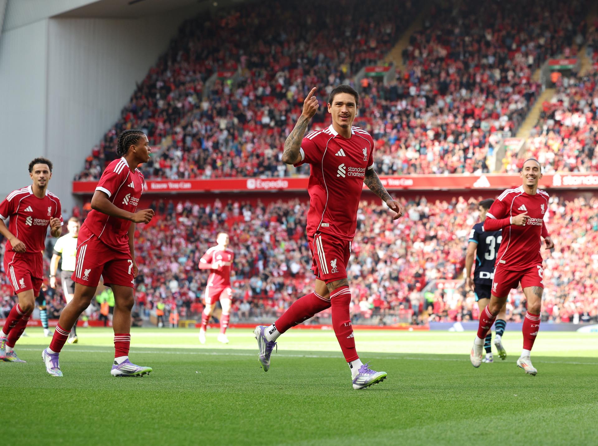 Fotografía de Adam Vaughan, en la que puede verse en una imagen del pasado 4 de agosto al delantero uruguayo Darwin Núñez, del Liverpool. EFE