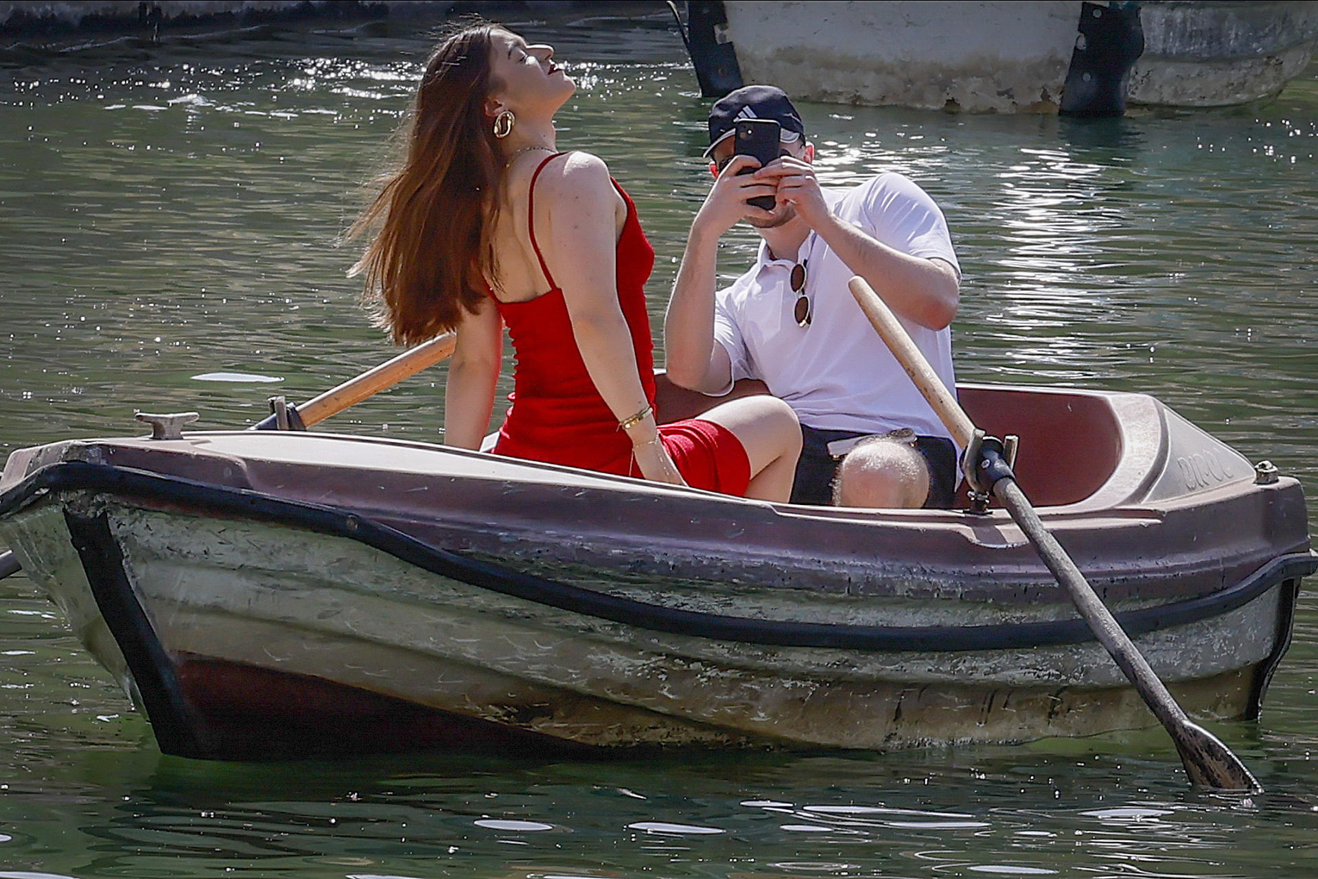 Una pareja desafía las altas temperaturas este lunes en la plaza de España de Sevilla, al inicio de la segunda ola de calor de este verano con temperaturas que superan los 40 grados. La persistencia de una masa de aire cálido procedente del norte de África, combinada con un bloqueo anticiclónico sobre la península, agravará la sensación térmica durante toda la semana. EFE /Jose Manuel Vidal