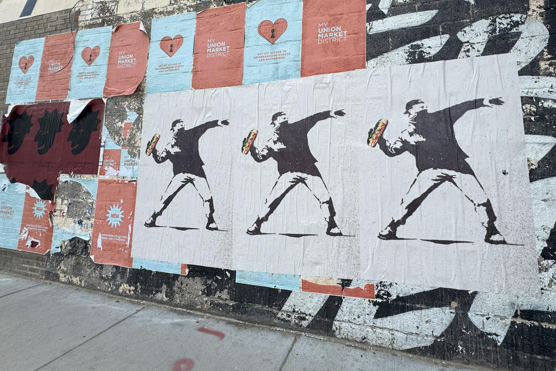 Fotografía que muestra varios carteles en rechazo a las políticas del presidente de los Estados Unidos, Donald Trump, en Washington (Estados Unidos). EFE/ Yeny García