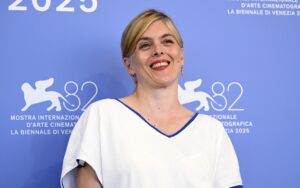 La directora francesa Valerie Donzelli asiste a la sesión de fotos para 'A pied d'oeuvre' durante el 82º Festival Internacional de Cine de Venecia, en Venecia, Italia, 29 de agosto de 2025. El festival de cine se celebra del 27 de agosto al 6 de septiembre de 2025. (Cine, Cine, Italia, Venecia) EFE/EPA/RICCARDO ANTIMIANI