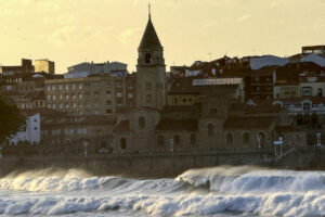Bandera roja a última hora de la tarde del jueves en la playa de San Lorenzo, en Gijón. EFE/Paco Paredes