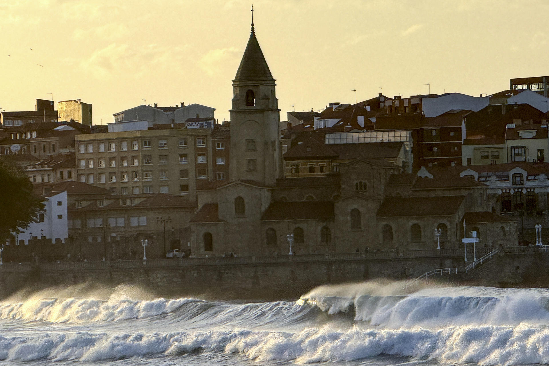 Bandera roja a última hora de la tarde del jueves en la playa de San Lorenzo, en Gijón. EFE/Paco Paredes