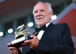 El cineasta alemán Werner Herzog posa después de recibir el León de Oro por la trayectoria de su vida durante la ceremonia de apertura y la proyección de 'La Grazia' del 82º Festival Internacional de Cine de Venecia, en Venecia, Italia, 27 de agosto de 2025. El festival de cine se lleva a cabo del 27 de agosto al 06 de septiembre de 2025. (Cine, Cine, Italia, Venecia) EFE/EPA/ETTORE FERRARI