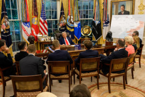 Fotografía tomada de la cuenta oficial de la red social X @WhiteHouse donde se observa al presidente de Estados Unidos, Donald Trump (c), reunido con varios líderes europeos este lunes, en el Despacho Oval de la Casa Blanca en Washington (Estados Unidos). EFE/ @whitehouse