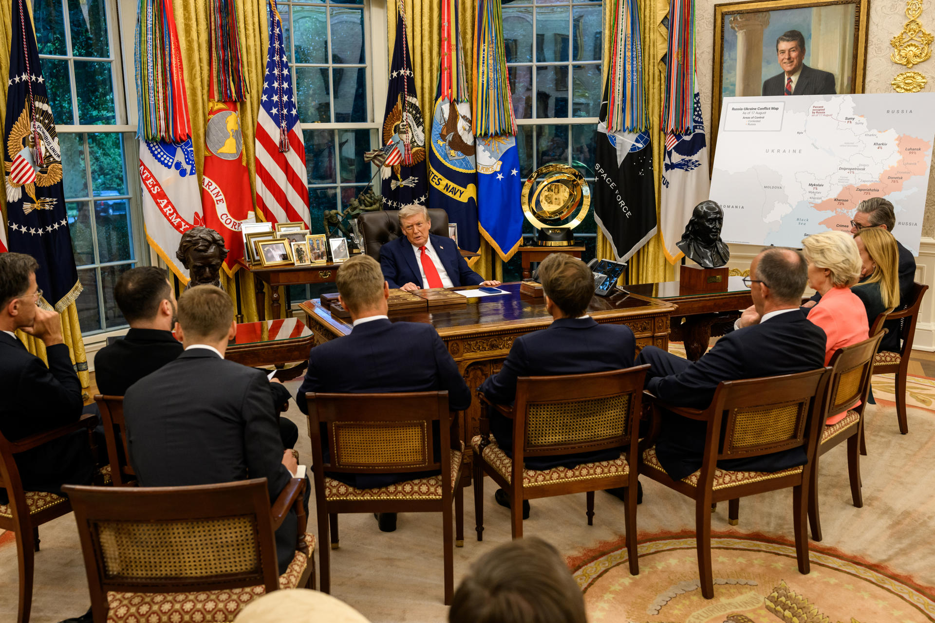 Fotografía tomada de la cuenta oficial de la red social X @WhiteHouse donde se observa al presidente de Estados Unidos, Donald Trump (c), reunido con varios líderes europeos este lunes, en el Despacho Oval de la Casa Blanca en Washington (Estados Unidos). EFE/ @whitehouse