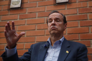 El expresidente y candidato a la presidencia de Bolivia, Jorge Tuto Quiroga, habla durante una entrevista con EFE este martes, en La Paz (Bolivia). EFE/ Rodrigo Sura