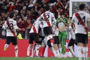 Jugadores de River Plate celebran al finalizar un partido de octavos de final de la Copa Libertadores. EFE/ Juan Ignacio Roncoroni