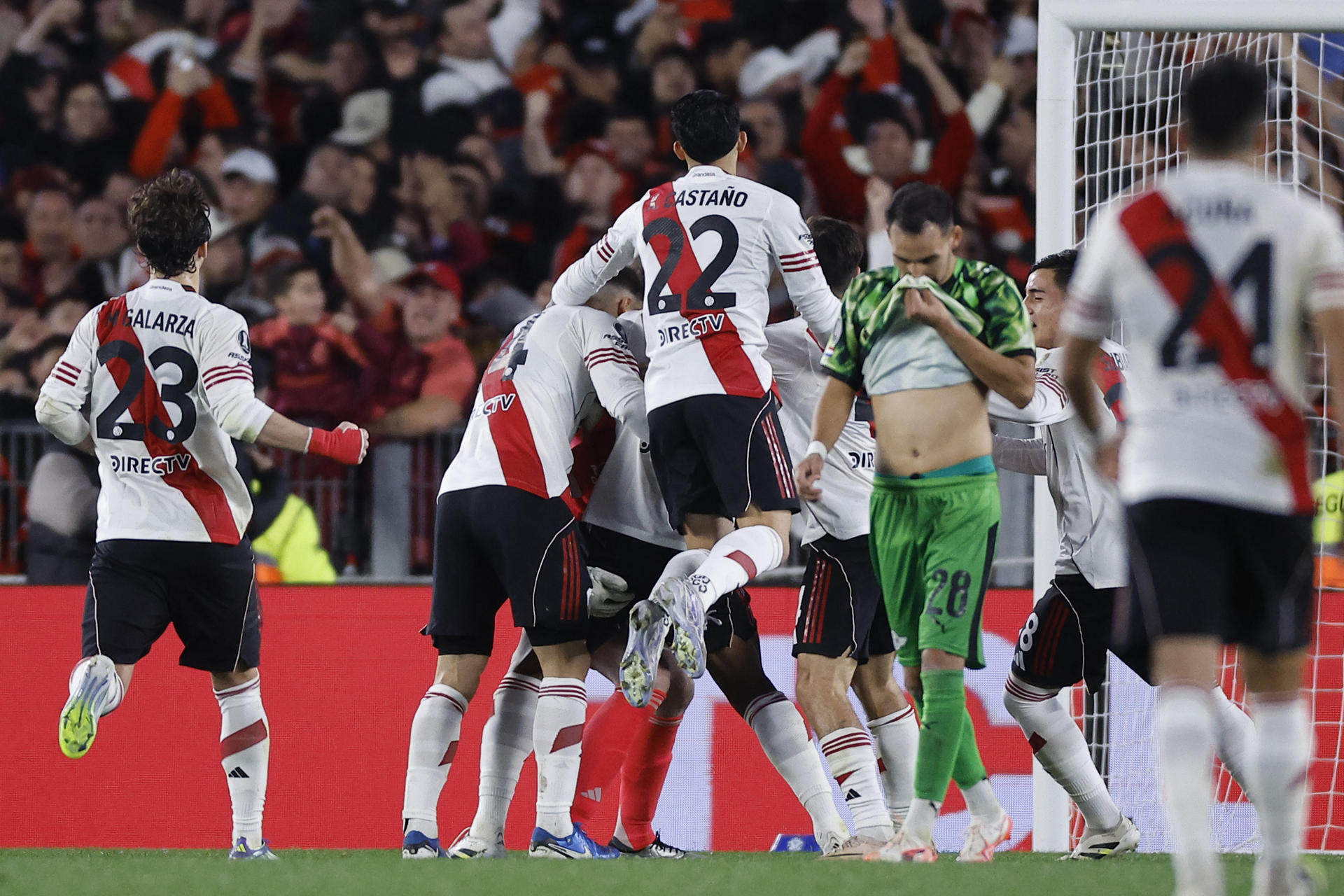 Jugadores de River Plate celebran al finalizar un partido de octavos de final de la Copa Libertadores. EFE/ Juan Ignacio Roncoroni