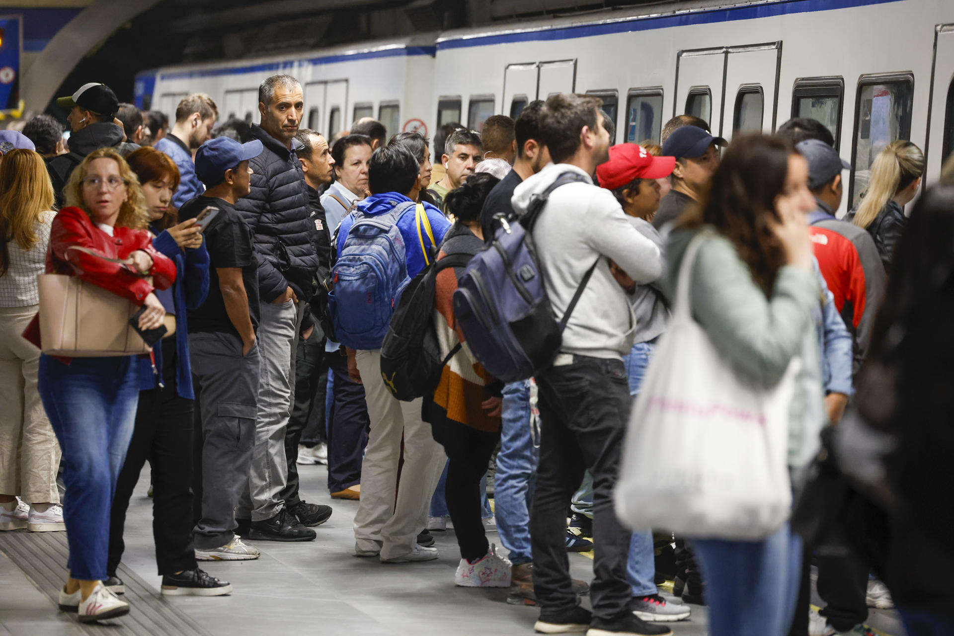 Usuarios del transporte público se agolpan ante las puertas de los vagones del metro de Madrid. EFE/Juan Carlos Hidalgo