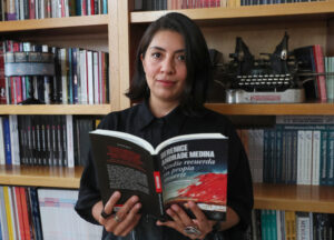 La escritora mexicana Berenice Andrade posa durante una entrevista con EFE este sábado, en Ciudad de México (México). EFE/ Mario Guzmán