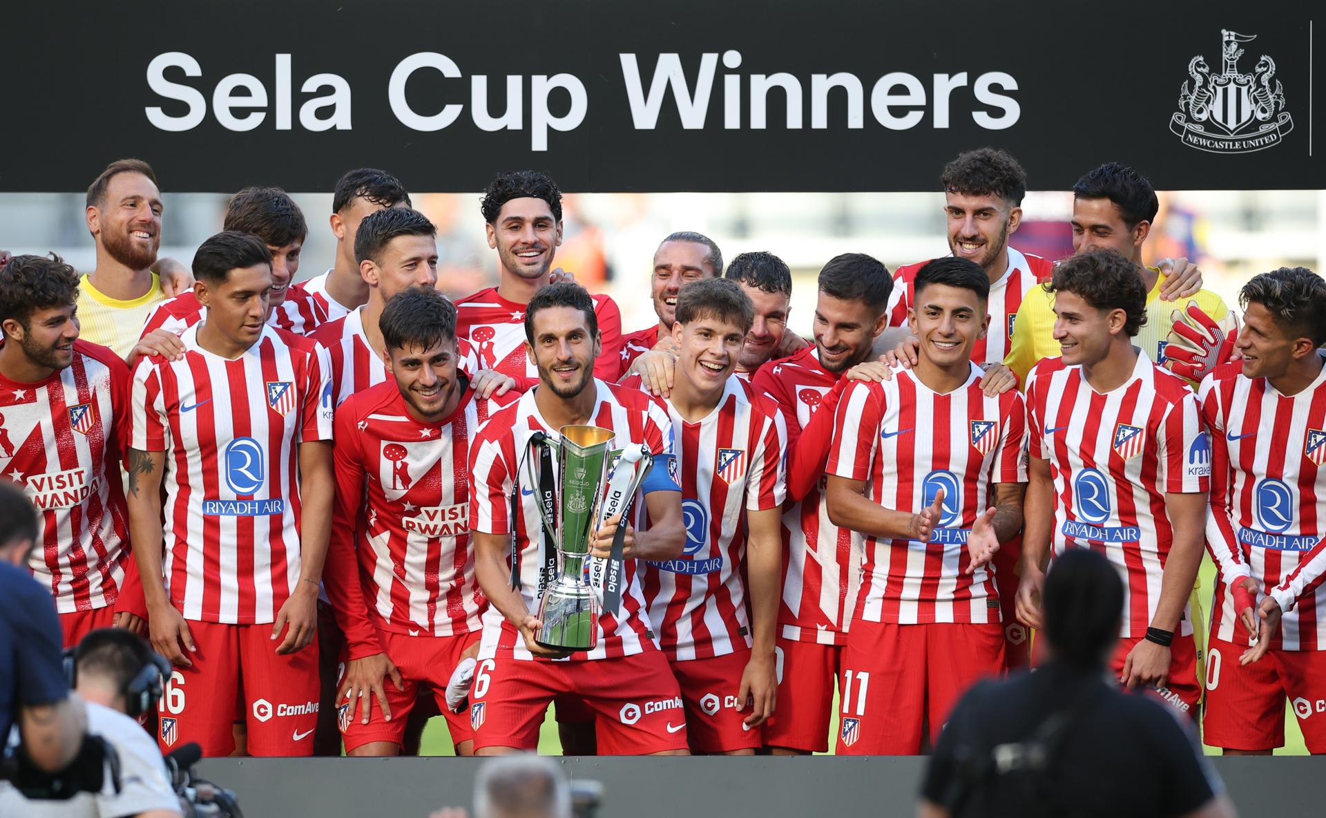 Koke, con el trofeo de la Copa Sela. EFE/EPA/ADAM VAUGHAN