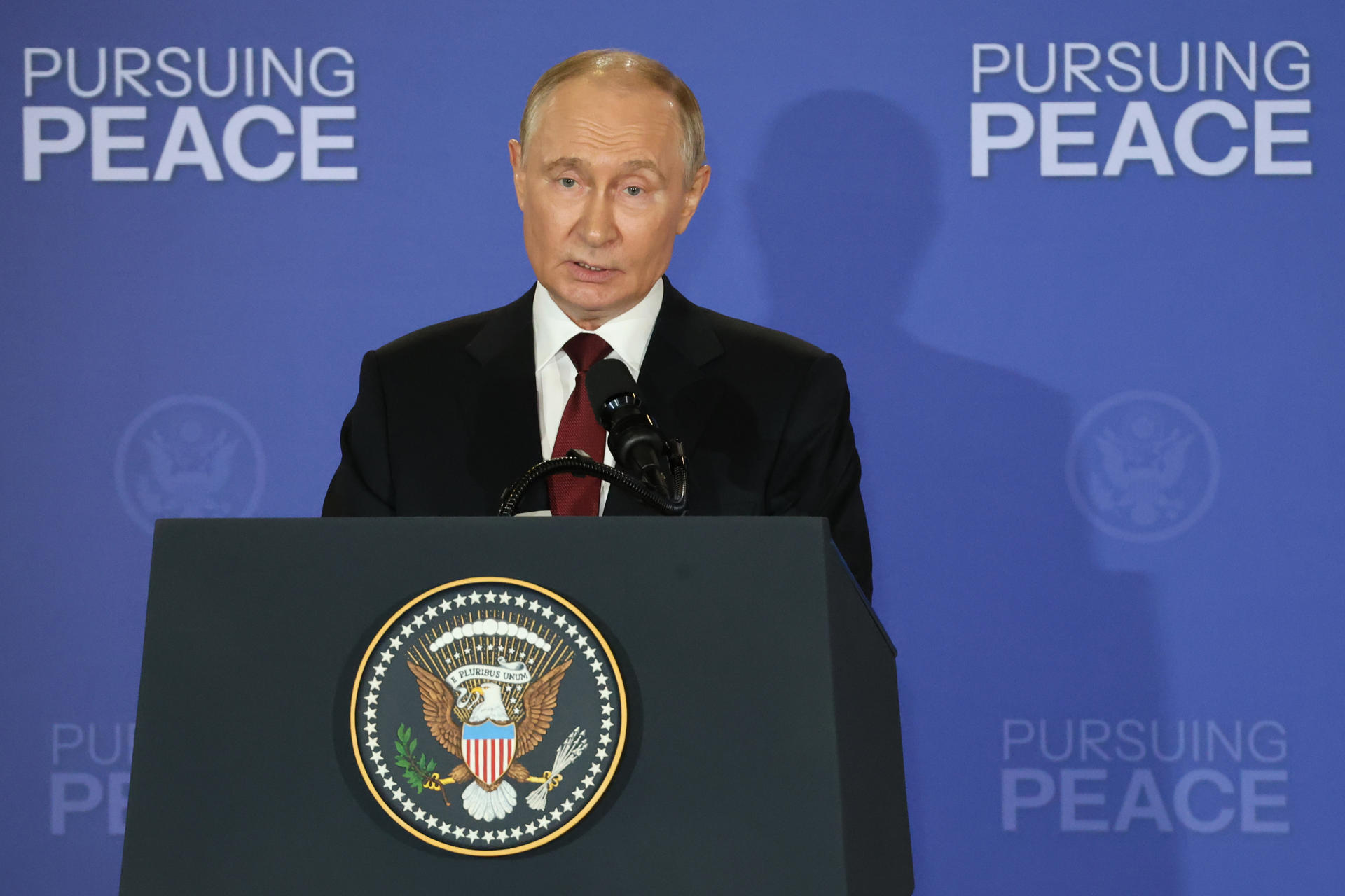 El presidente de Rusia, Vladímir Putin, al intervenir este viernes, 15 de agosto, durante una declaración conjunta con su homólogo de Estados Unidos, Donald Trump (fuera de cuadro), al final de su reunión "Persiguiendo la Paz", en Anchorage (Alaska, EE.UU.). EFE/Octavio Guzmán