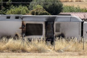 El tráfico ferroviario de la línea Madrid-Andalucía se encuentra cortado este sábado tras un incendio en el último vagón de un tren a la altura de Argamasilla de Calatrava (Ciudad Real), que ha obligado a evacuar a 210 pasajeros. EFE/ J.C.Castillo