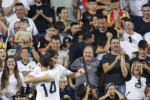 El centrocampista del Valencia Javi Guerra (d) celebra su gol durante el partido del Trofeu Taronja que Valencia y Torino disputaron en el estadio de Mestalla, en una foto de archivo. EFE/ Ana Escobar