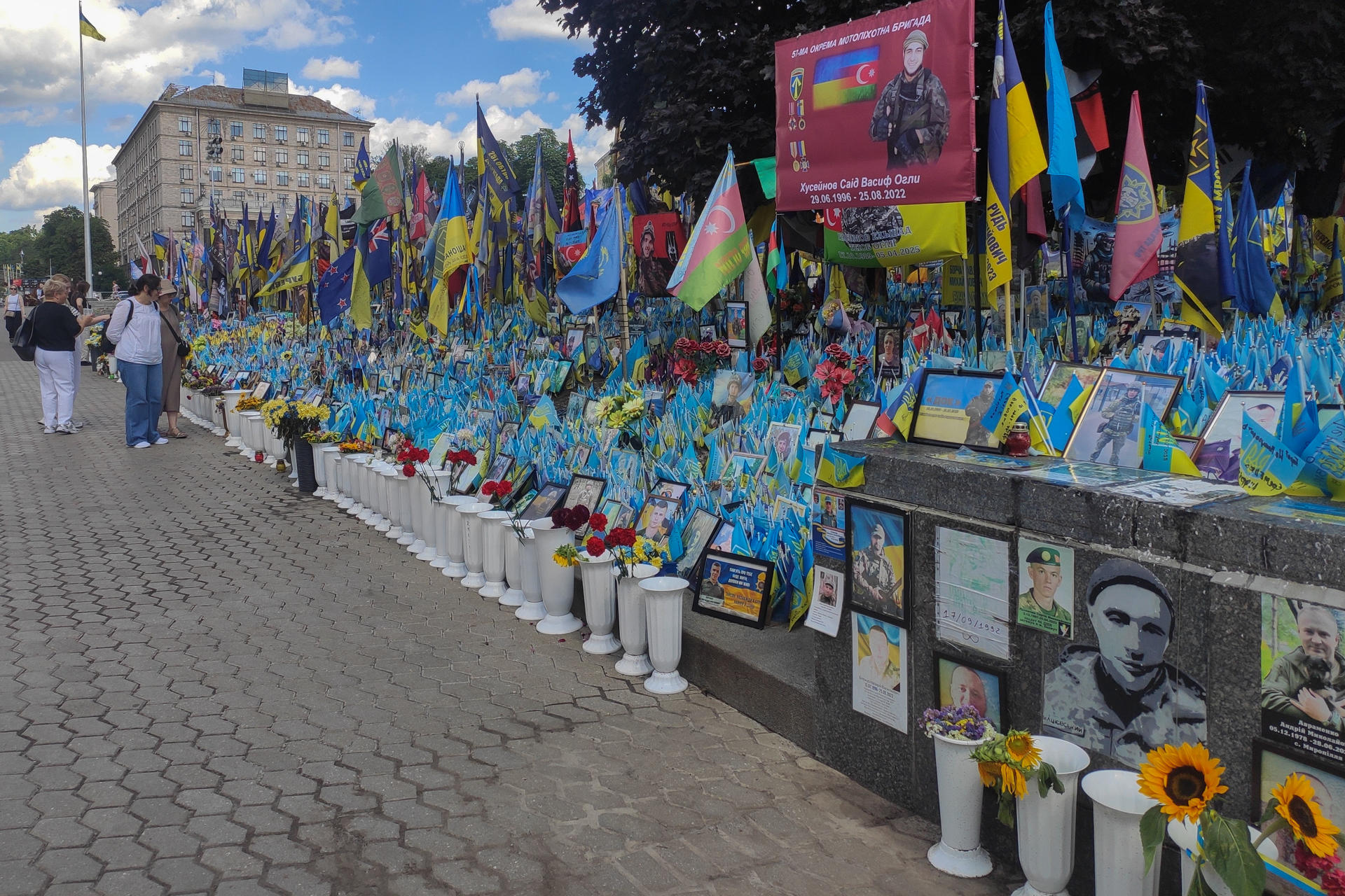 Dos personas frente a un monumento a los soldados ucranianos muertos en la guerra contra Rusia este lunes, en la Plaza de la Independencia en Kiev (Ucrania). Los ucranianos esperan poner fin a la guerra mediante la diplomacia y algunos considerarían ceder temporalmente los territorios ocupados por Rusia a cambio de garantías de seguridad fiables, pero la mayoría comparte la postura del Gobierno de que no se pueden ceder zonas actualmente controladas por Ucrania a cambio de una incierta paz como exige Moscú. "Lo que temo es que Donald Trump y Vladímir Putin acuerden algo a nuestras espaldas, que luego intentarán imponernos", declaró a EFE Zoreslava Taraj, profesora de inglés en la ciudad occidental ucraniana Leópolis, en referencia a la reunión prevista entre los líderes de Estados Unidos y Rusia el viernes en Alaska. EFE/ Rostyslav Averchuk
