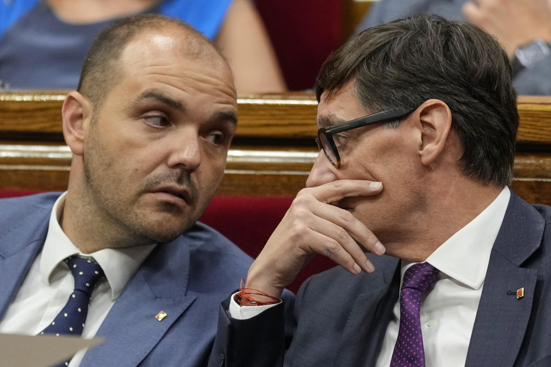 El presidente catalán, Salvador Illa, junto al conseller de Presidencia, Albert Dalmau, al inicio del pleno del Parlament donde comparece a petición de JxCat, para abordar los presuntos casos de corrupción vinculados al PSOE, en la última sesión plenaria antes de las vacaciones de verano. EFE/Alejandro García