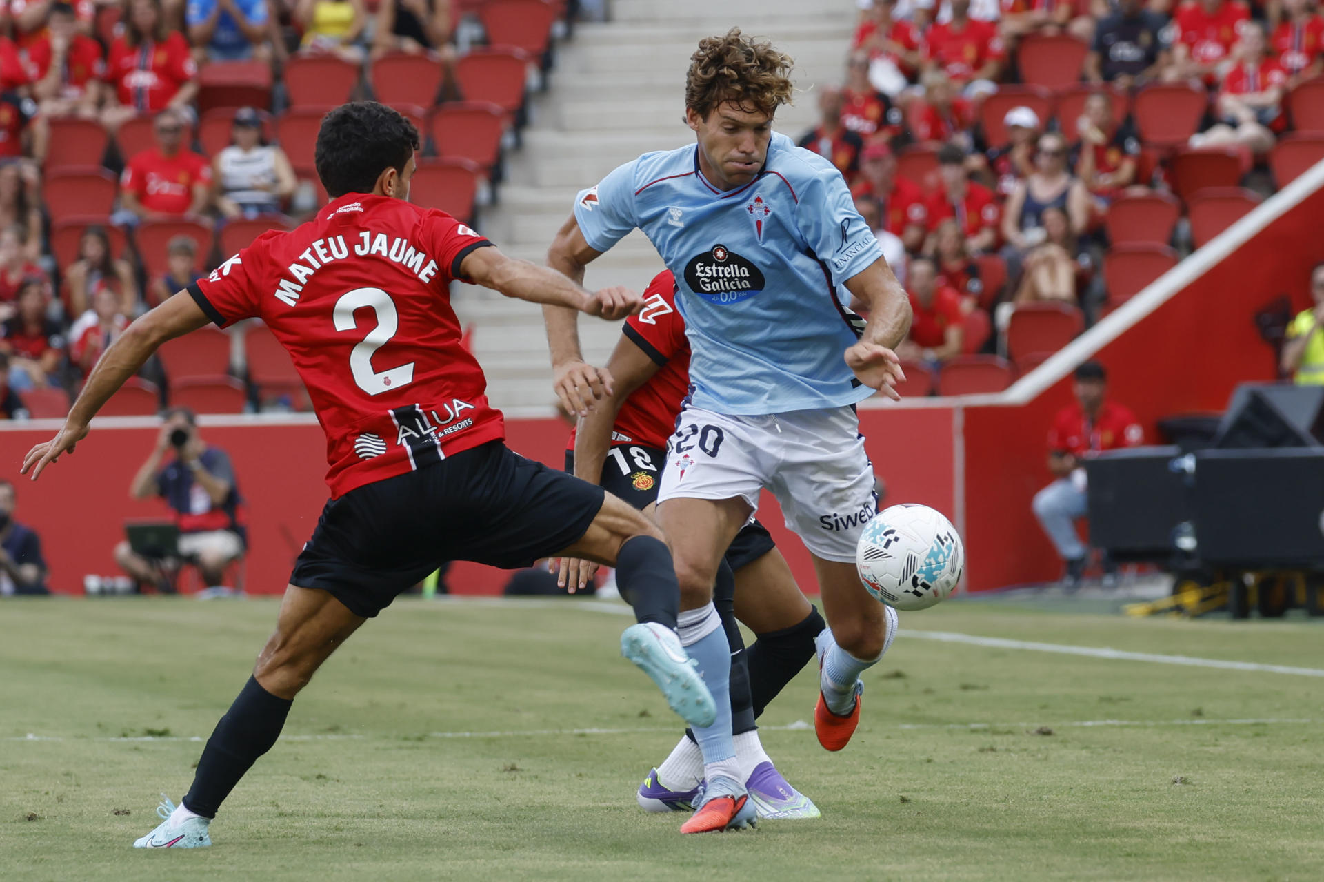 El defensa del RCD Mallorca Mateu Jaume (i) pelea un balón con el defensa del Celta de Vigo Marcos Alonso, durante el encuentro correspondiente a la segunda jornada de LaLiga EA Sports que RCD Mallorca y Celta de Vigo disputan en el estadio Son Moix. EFE/ Cati Cladera