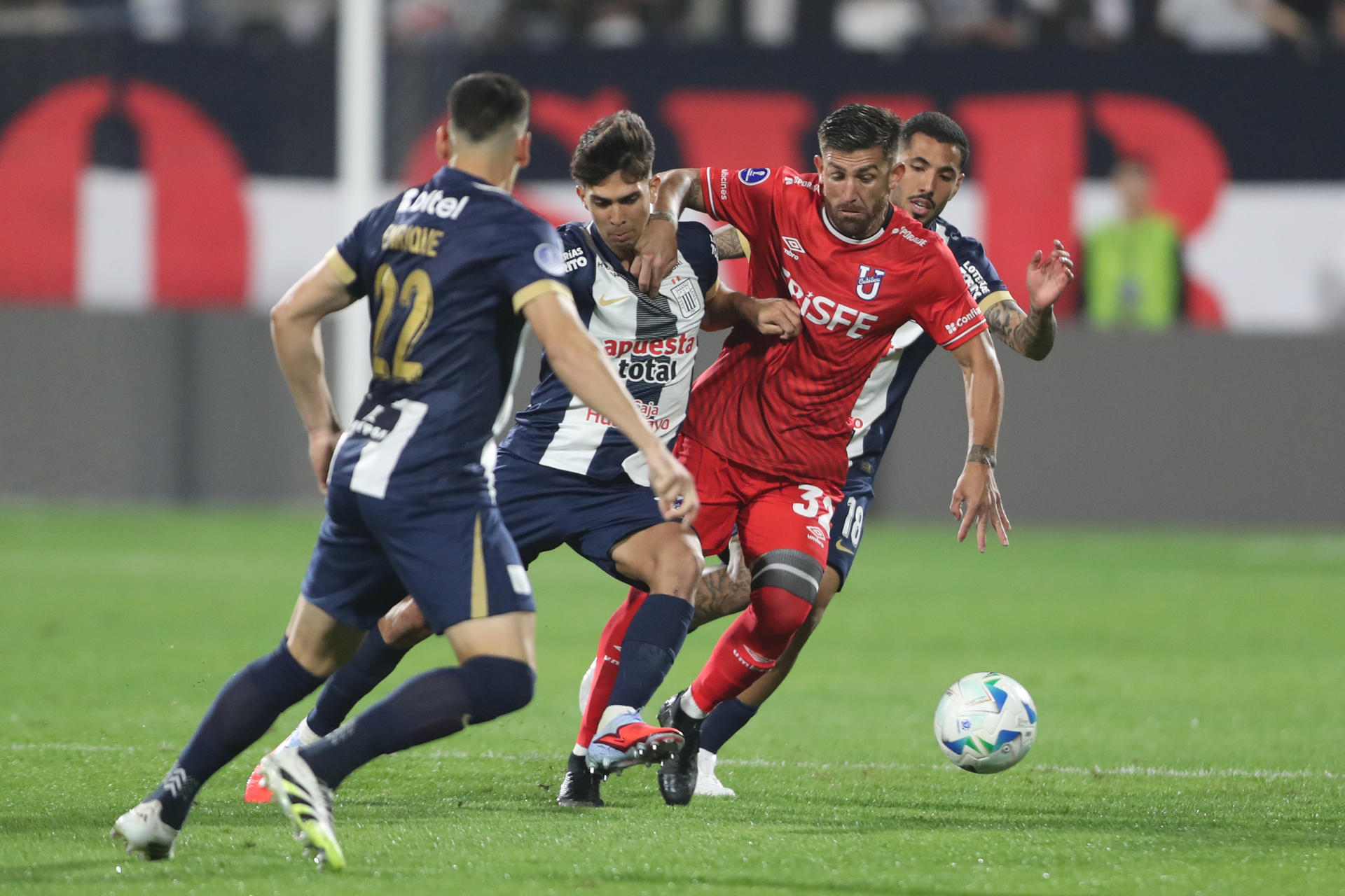 Alessandro Burlamaqui (c) de Alianza disputa el balón con Mauricio Pereda (d) de la U Católica de Quito este miércoles en un partido de los octavos de final de la Copa Sudamericana en el estadio Alejandro Villanueva, en Lima. EFE/ Paolo Aguilar

