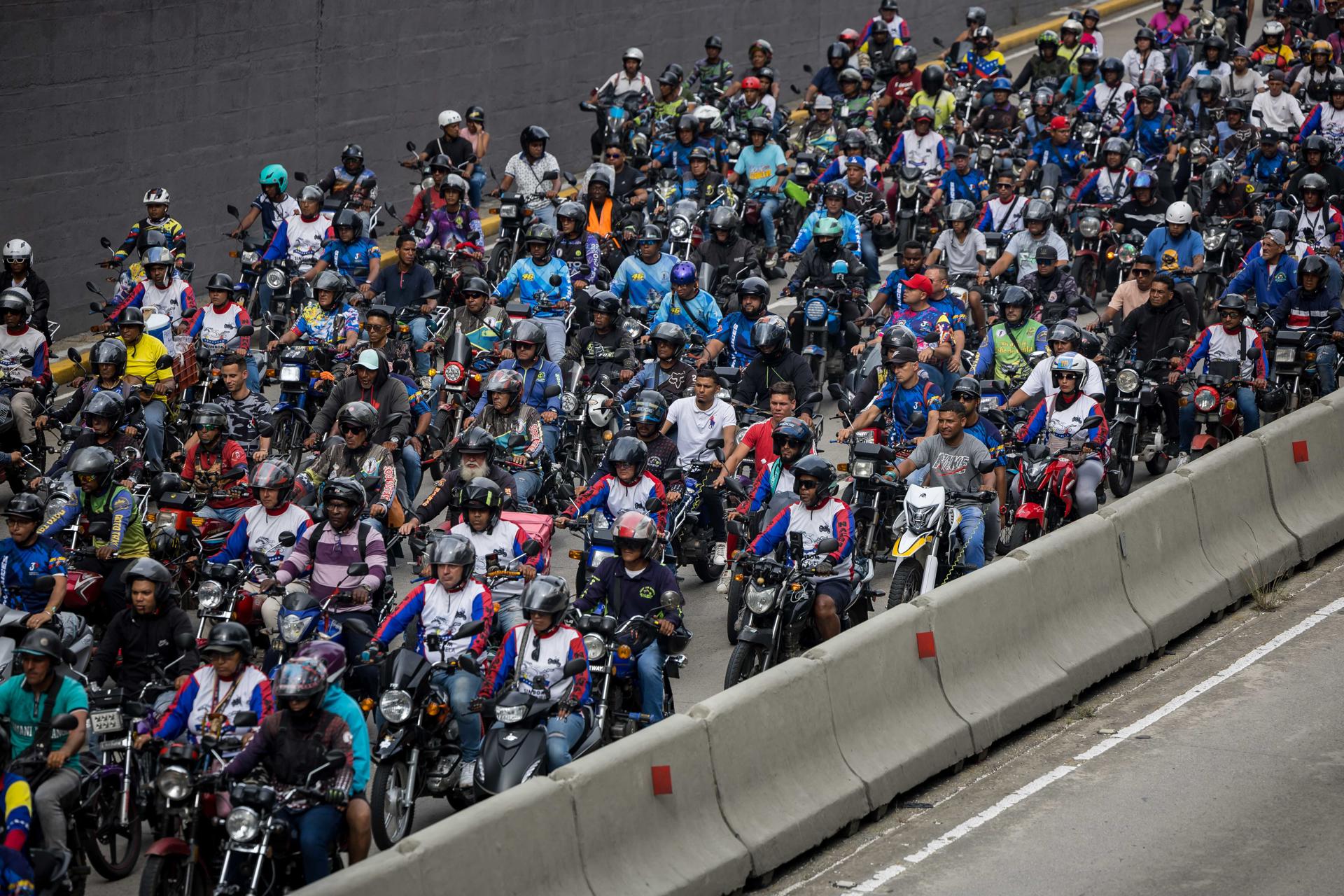 Personas participan en una manifestación este sábado, en Caracas (Venezuela). EFE/ Miguel Gutiérrez